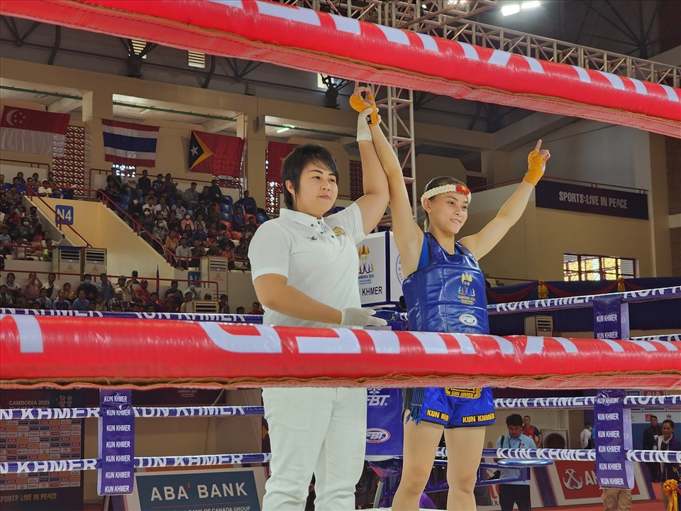 Huỳnh Hà Hữu Hiếu đoạt huy chương vàng đối kháng Kun Khmer hạng cân dưới 45kg nữ. Ảnh: Nguyễn Đăng.