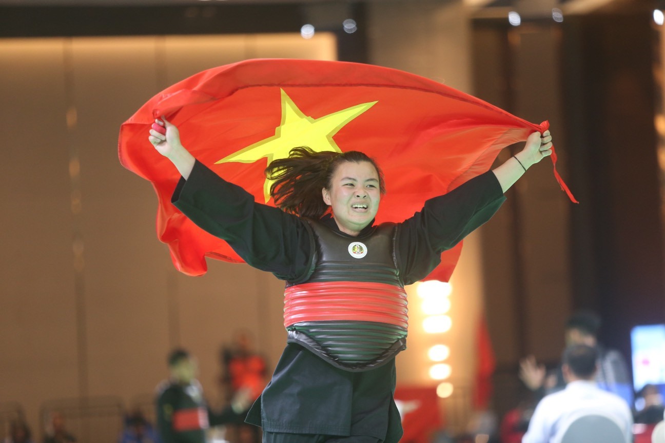 Quàng Thị Thu Nghĩa giành huy chương vàng hạng cân 65-70kg (pencak silat) sau trận thắng nghẹt thở trước đối thủ Indonesia. Ảnh: Thanh Vũ