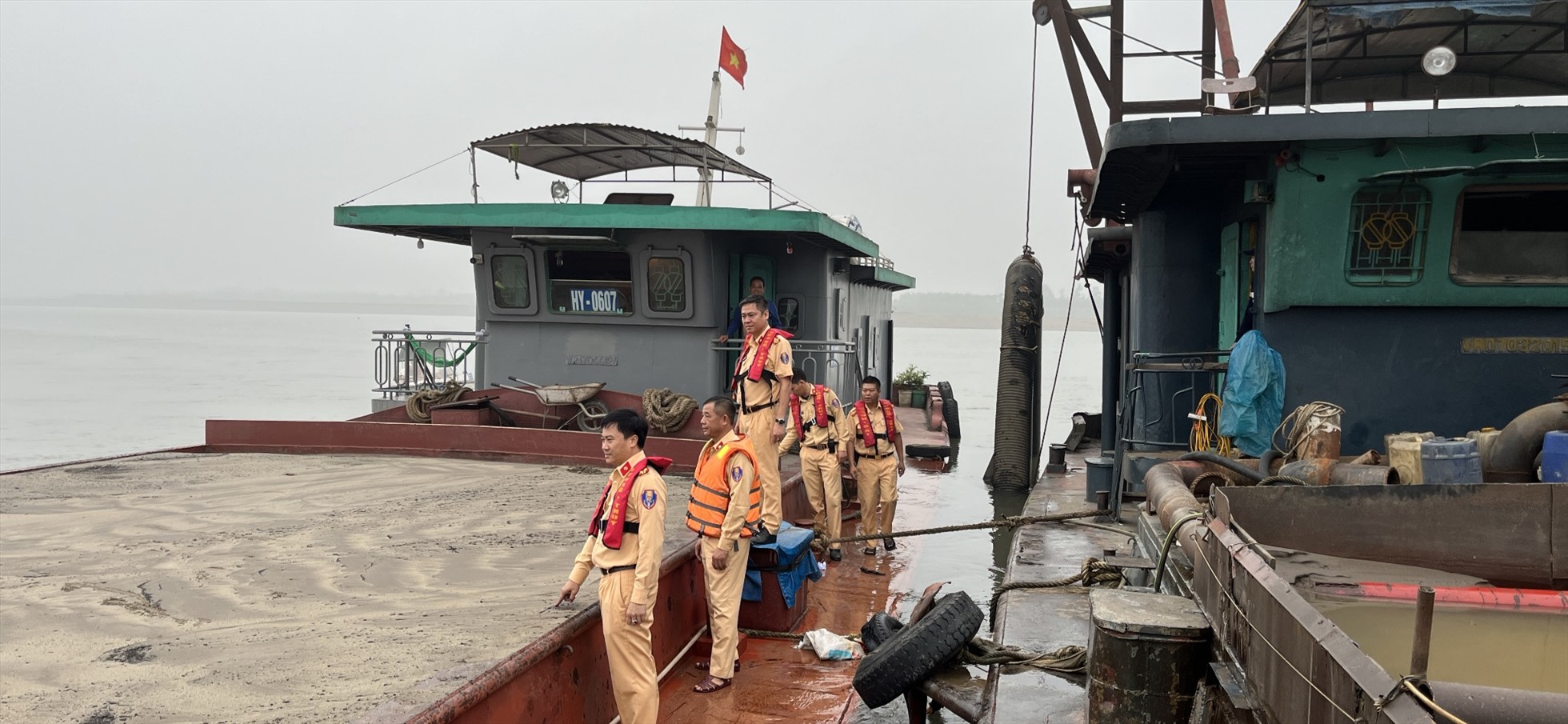 Lực lượng chức năng bắt giữ tàu hút cát trái phép trên sông Hồng. Ảnh: Cục CSGT