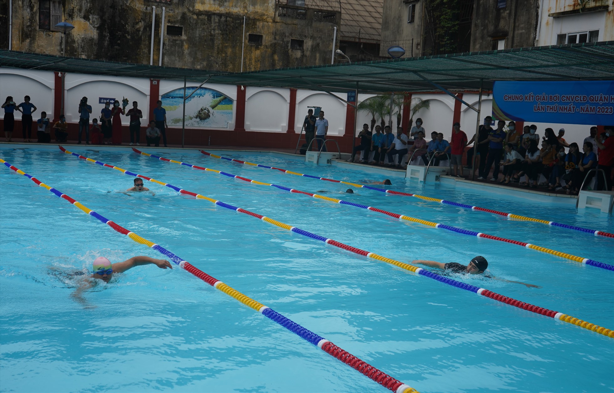 Các vận động viên tranh tài ở nội dung bơi 100 m nam. Ảnh: Vũ Thu Trang
