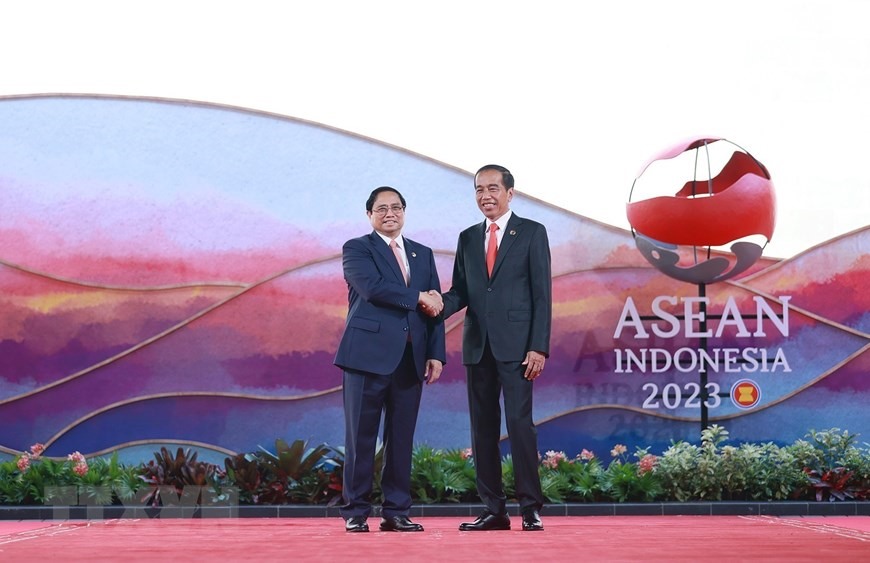 Tổng thống nước Cộng hòa Indonesia Joko Widodo, Chủ tịch Hội nghị cấp cao ASEAN lần thứ 42, đón Thủ tướng Phạm Minh Chính. Ảnh: TTXVN