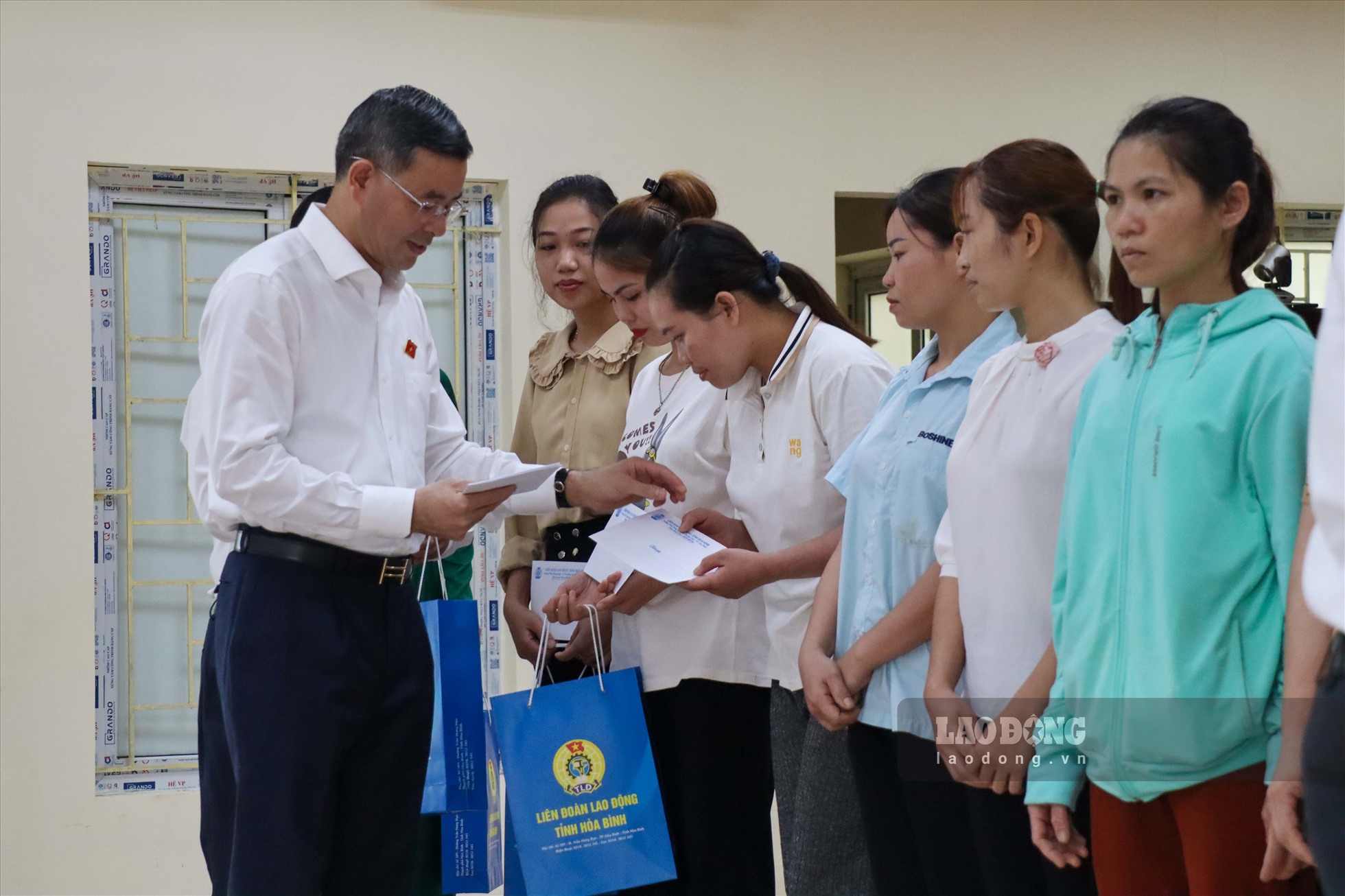 Ông Ngô Văn Tuấn - UVBCHTW Đảng, Tổng Kiểm toán Nhà nước trao quà tại hội nghị.