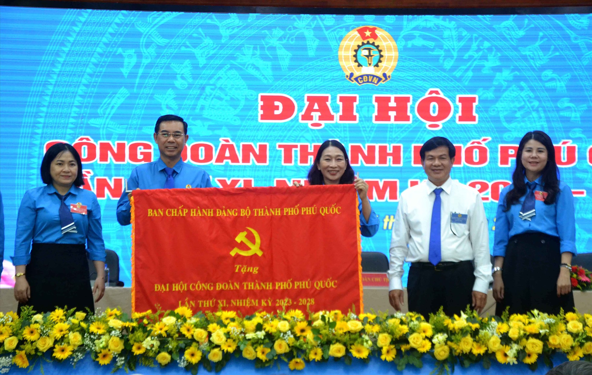 Thành uỷ TP Phú Quốc tặng đại hội bức trướng. Ảnh: Thanh Mai