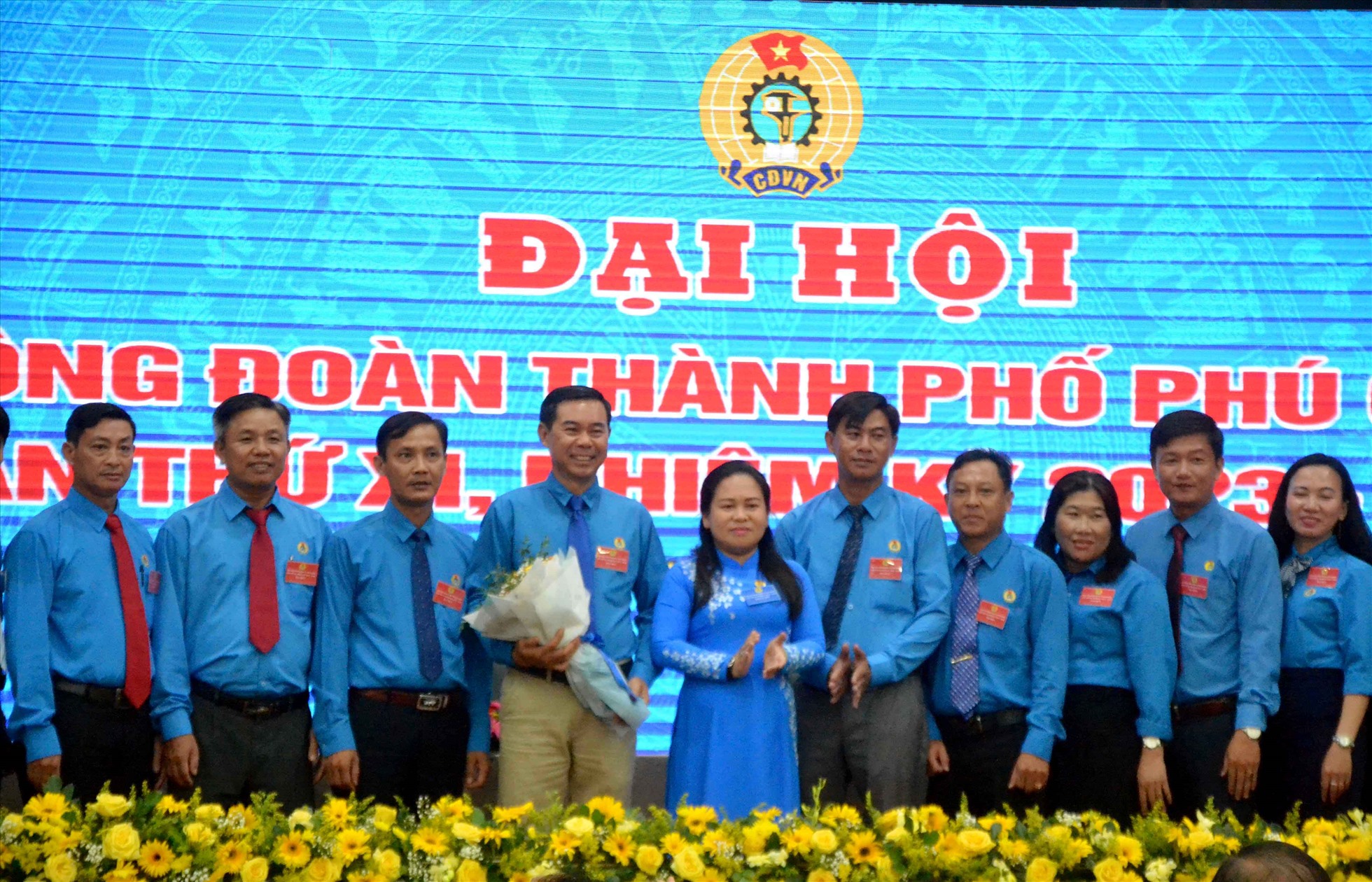 Chủ tịch LĐLĐ tỉnh Kiên Giang Trương Thanh Thuý tặng hoa chúc mừng Ban chấp hành LĐLĐ TP Phú Quốc vừa được đại hội bầu. Ảnh: Thanh Mai