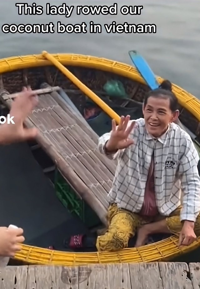 Người phụ nữ chèo thuyền thúng trong video của Wang. Ảnh: SCMP