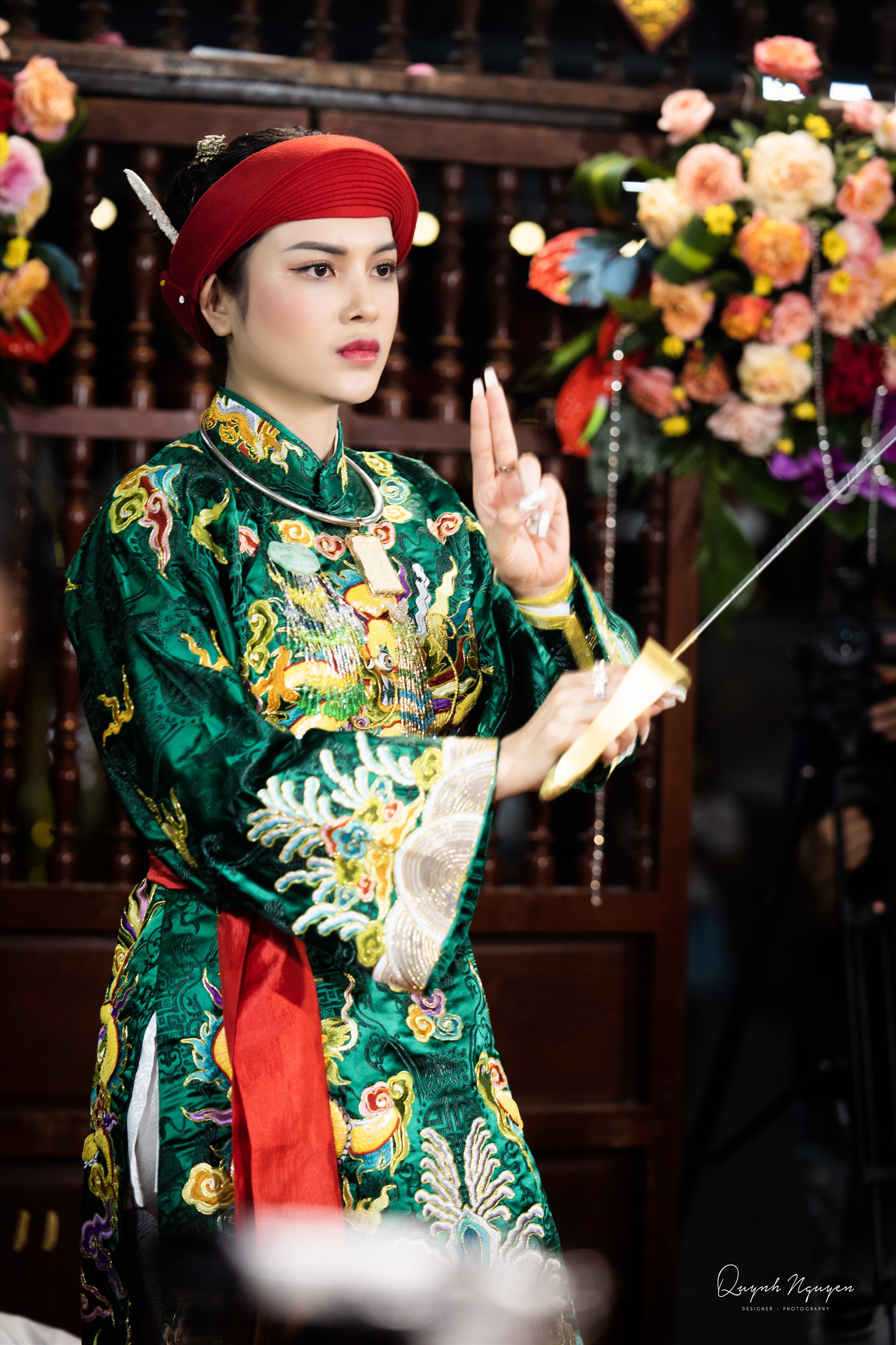 Trong album ảnh, nữ diễn viên lựa chọn những trang phục có màu sắc rực rỡ và mang đậm nét văn hoá truyền thống.