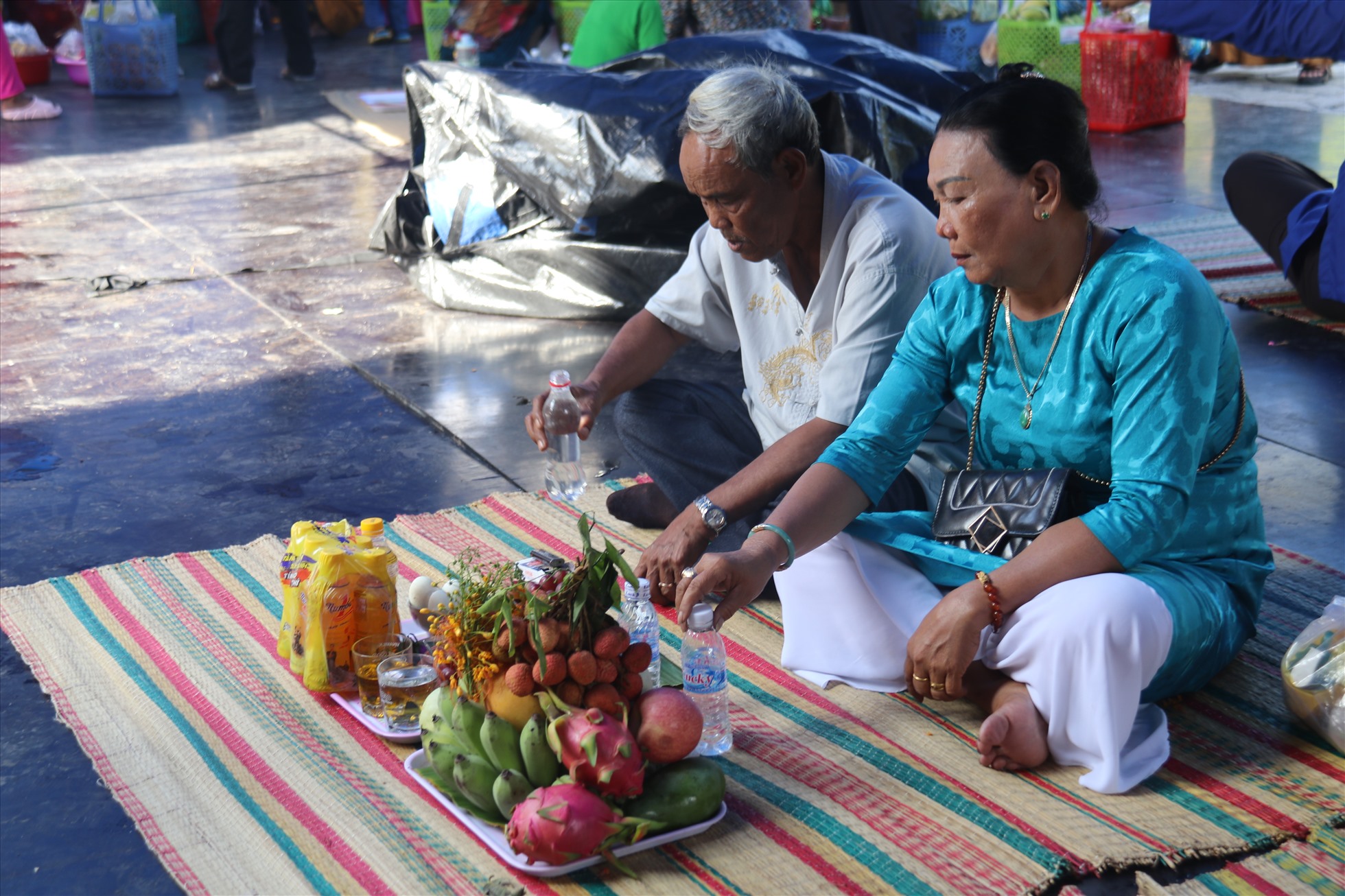 Vợ chông ông Trưởng Ốm, 70 tuổi, ở huyện Ninh Phước (Ninh Thuận) đi từ 5h sáng bắt xe đò mang theo lễ vật đến dưới chân tháp bà để cúng ông bà tổ tiên và cầu một năm mới thuận buồm xuôi gió.
