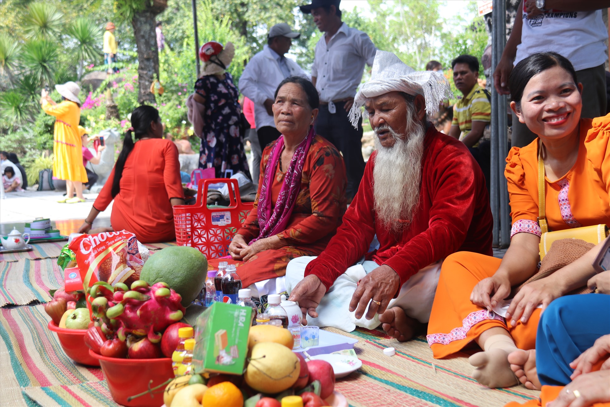 Với đồng bào Chăm lễ hội Tháp Bà Ponagar là dịp bắt đầu năm mới, người dân đến đây mang lễ vật đặc sắc để cầu con cháu đông vui, cầu làm ăn thuận lợi, cầu vụ mùa bội thu...