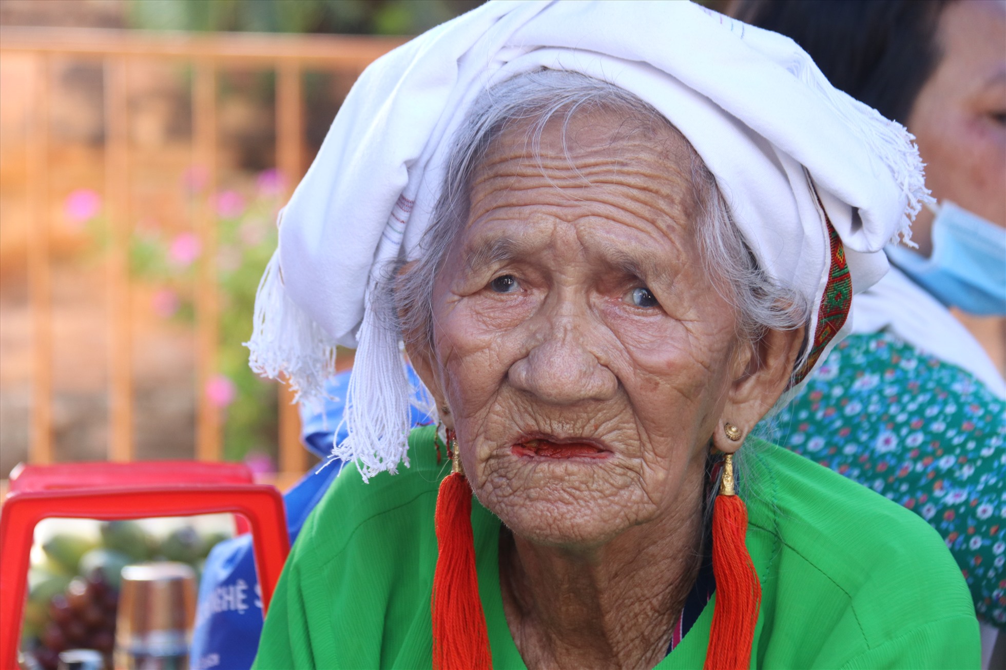 Bà Thiên Thj Chỉ (97 tuổi, trú xã Phước Nam, huyện Thuận Nam, Ninh Thuận) cùng 16 người là con cháu trong dòng họ đi từ 5 giờ sáng nay mang theo trầu cau, trái cây, trứng gà...để cúng đầu năm tưởng nhớ ông bà và cầu mong một năm thuận lợi.