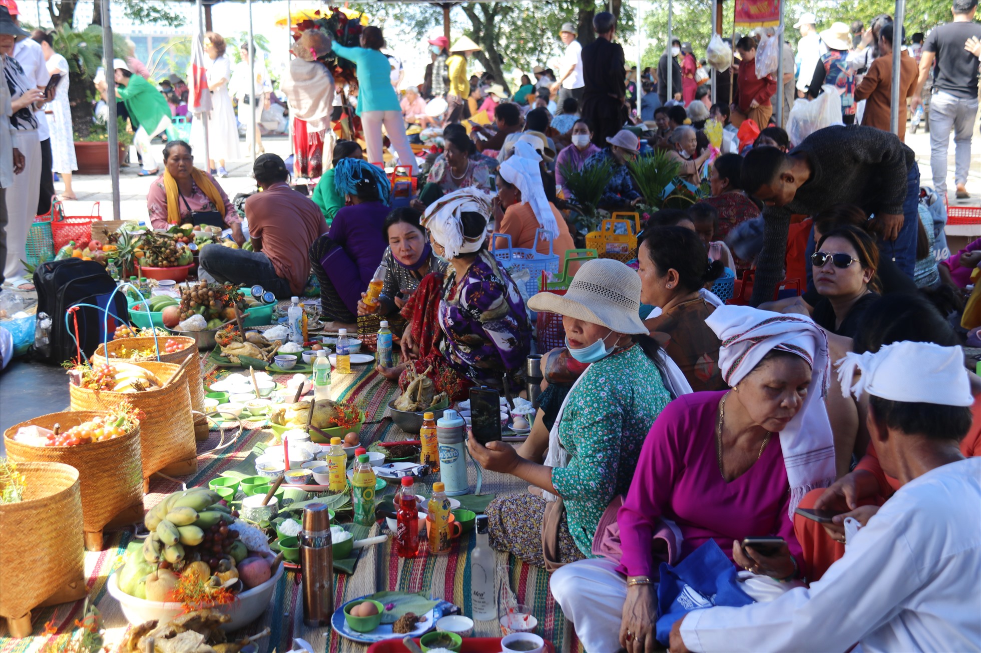Với đồng bào Chăm lễ hội Tháp Bà Ponagar là dịp bắt đầu năm mới, người dân đến đây mang lễ vật đặc sắc để cầu con cháu đông vui, cầu làm ăn thuận lợi, cầu vụ mùa bội thu...
