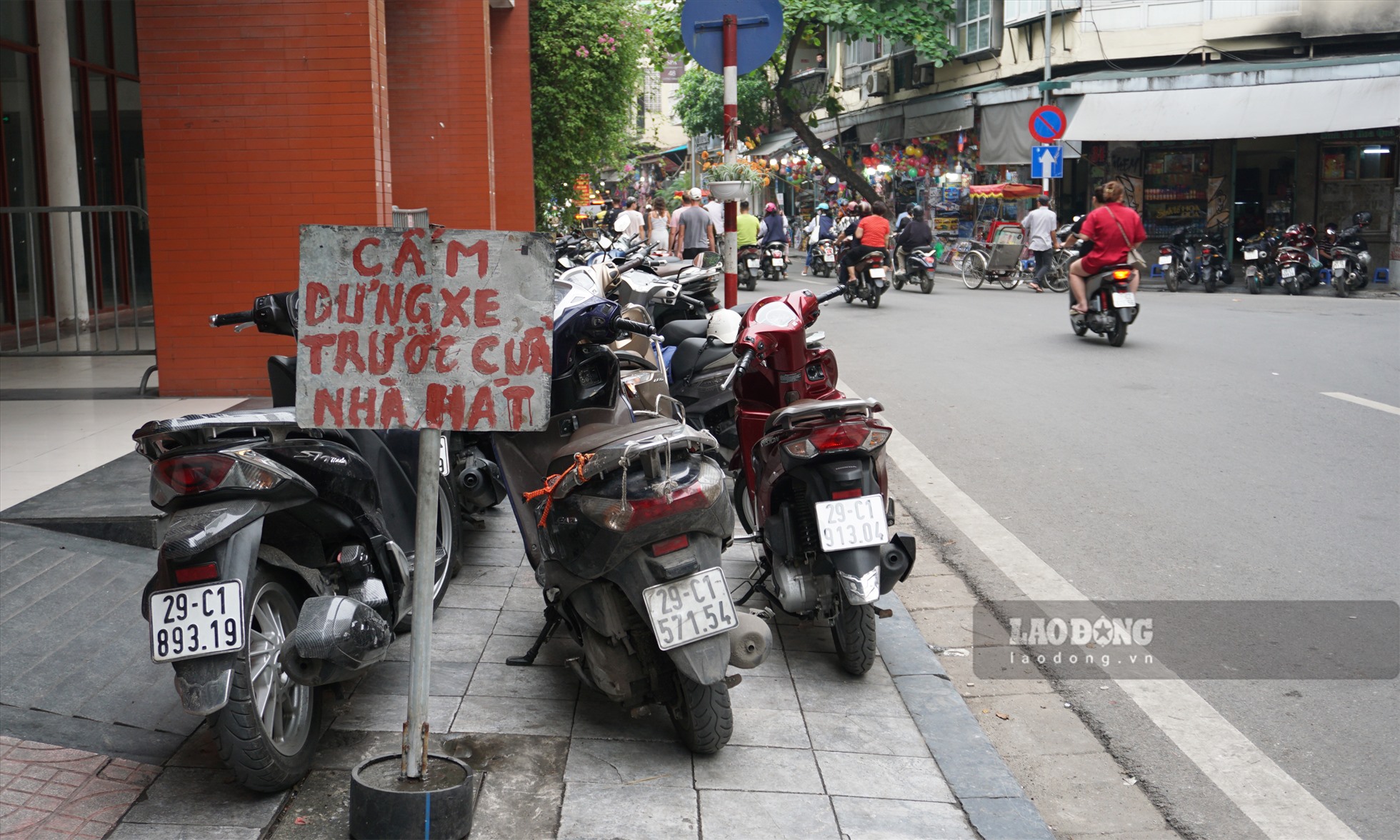 Tại phố Lương Văn Can, bất chấp có biển báo, vỉa hè vẫn bị chiếm dụng làm chỗ để xe.