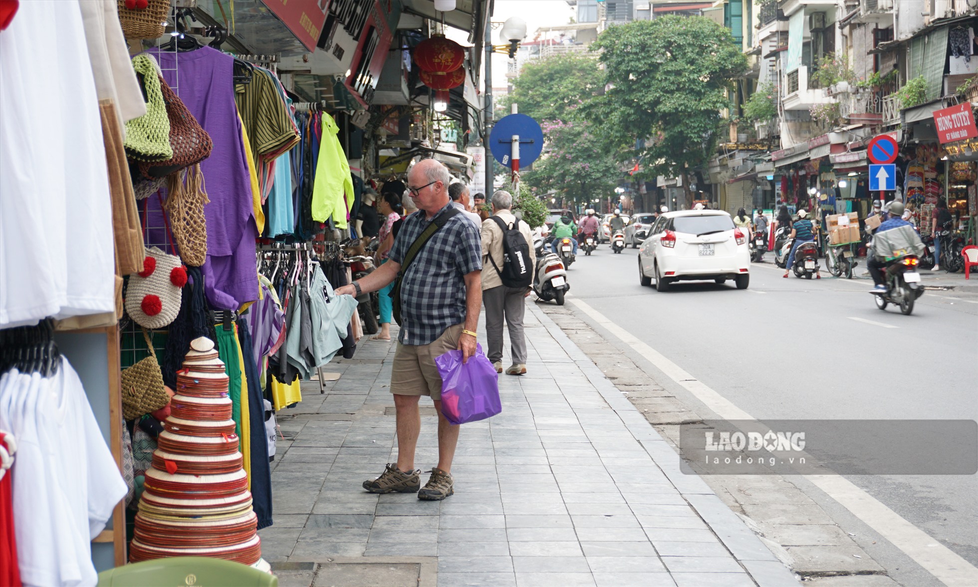 Tại phố Hàng Ngang  vỉa hè cũng trở nên thông thoáng hơn, khách du lịch đã thoải mái tham quan và mua sắm.