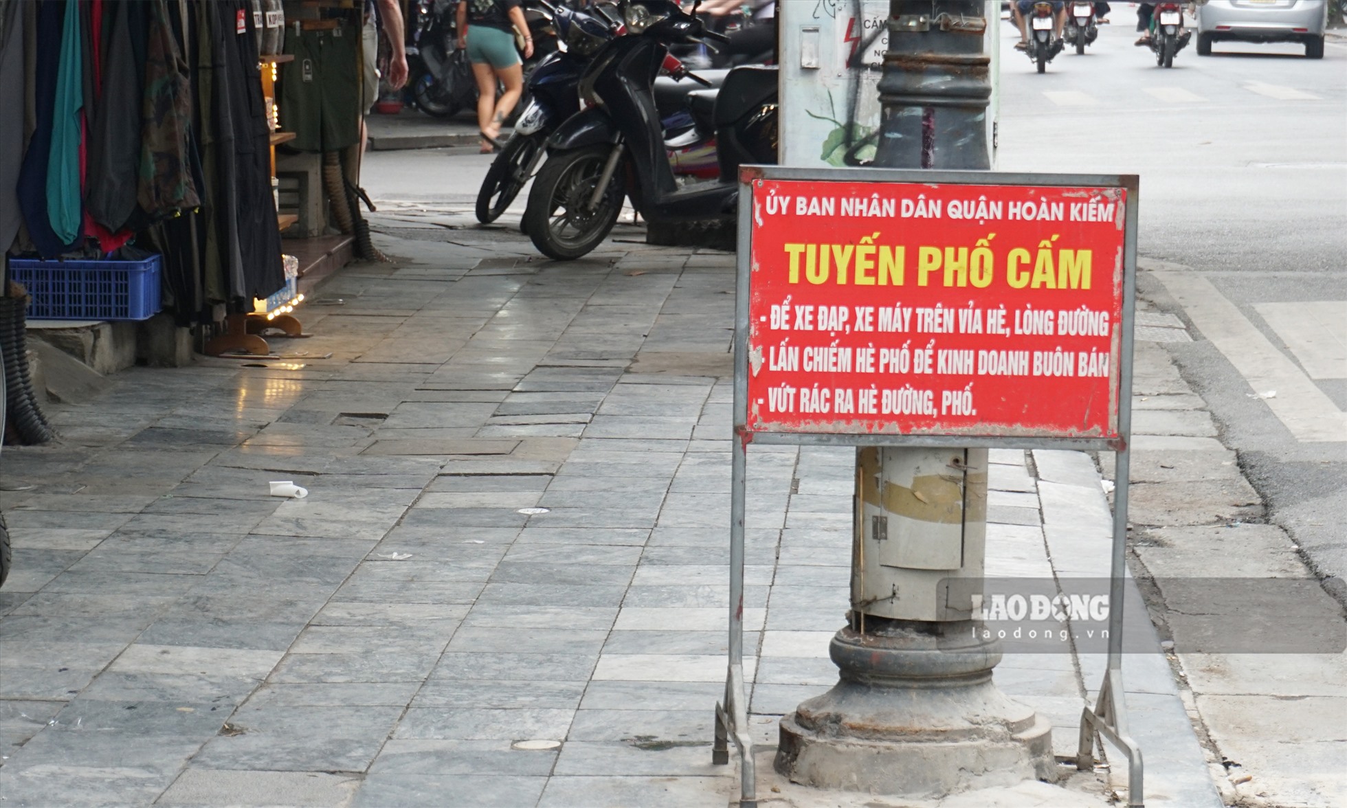 Biển cấm kinh doanh và buôn bán trên vỉa hè được dựng tại phố Hàng Đào.