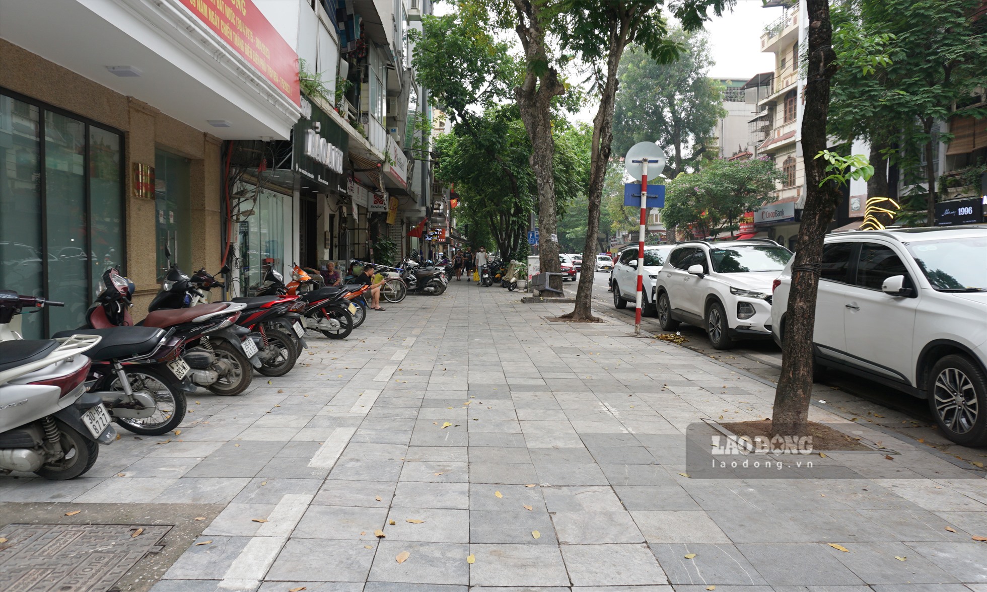 Tại phố Nguyễn Hữu Huân, trước đây tình trạng chiếm dụng vỉa hè để kinh doanh buôn bán thì bây giờ đã trở nên thoáng và sạch sẽ hơn.