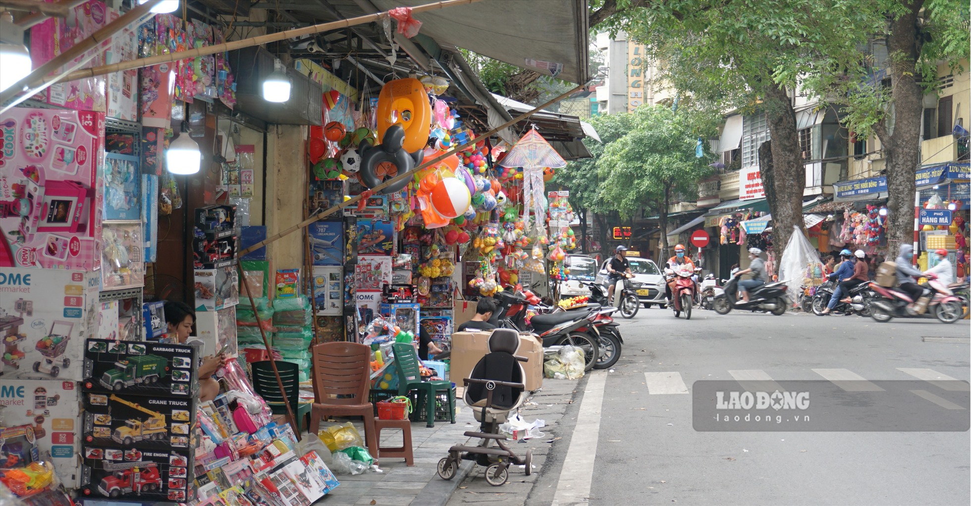Tại ngã tư giao giữa phố Lương Văn Can và phố Hàng Mã tình trạng các hộ kinh doanh vẫn lấn chiếm vỉa hè để kinh doanh buôn bán.