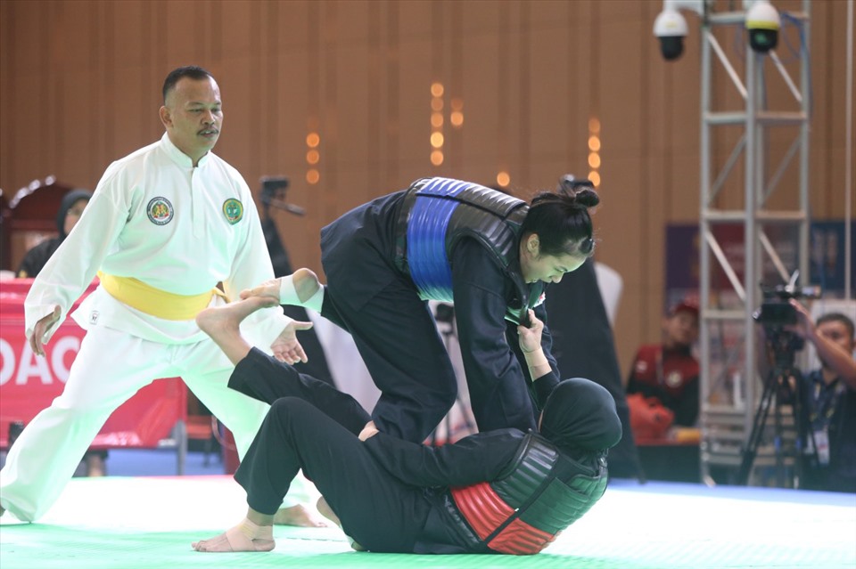 Võ sĩ Nguyễn Hoàng Hồng Ân (giáp xanh) gặp đối thủ người Indonesia - Safira Dwi Meilani ở chung kết hạng cân 50-55kg nữ.