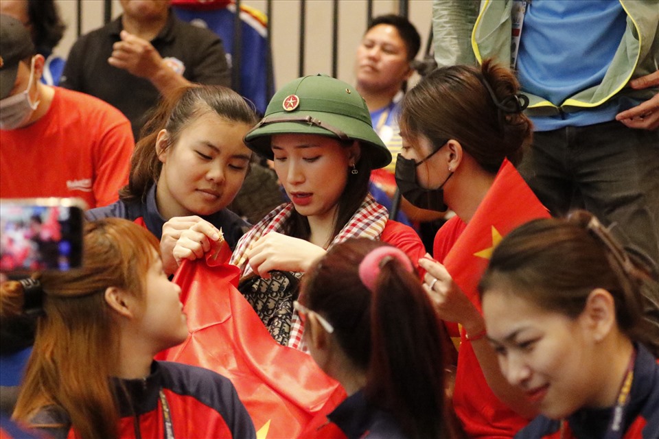Cô cũng tỏ ra lo lắng khi võ sĩ Hồng Ân bị khiếu nại. Tuy nhiên, niềm vui đã vỡ oà khi trọng tài vẫn công nhận huy chương vàng cho đại diện Việt Nam.