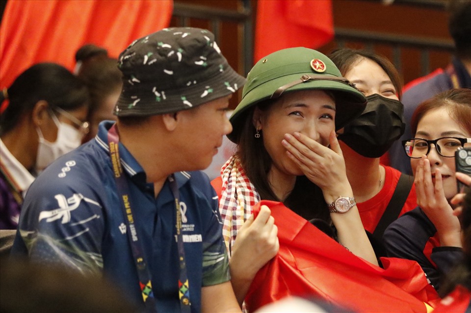 Hoà Minzy nhận nhiều sự chú ý đến từ khán giả Việt Nam trên khán đài. Cô thân thiện và vui vẻ trò chuyện với vận động viên, phóng viên báo đài và người hâm mộ Việt Nam.