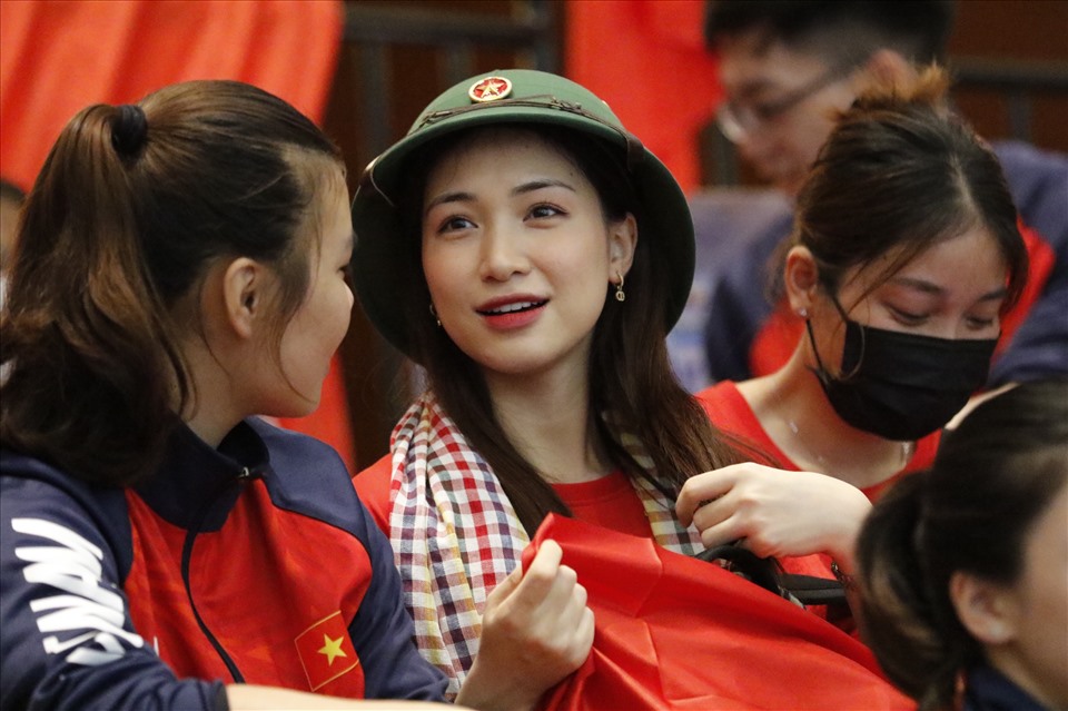 Hoà Minzy xuất hiện với hình ảnh thân thiện. Cô mang quốc kì Tổ quốc kèm mũ cối để cổ vũ các võ sĩ đến từ Việt Nam.