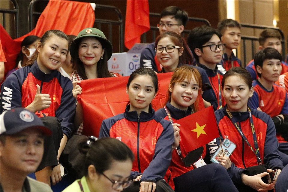 Sáng 10.5, ca sĩ Hòa Minzy đến nhà thi đấu để cổ vũ nhiệt tình cho các võ sĩ Pencak silat Việt Nam thi đấu tại SEA Games 32.