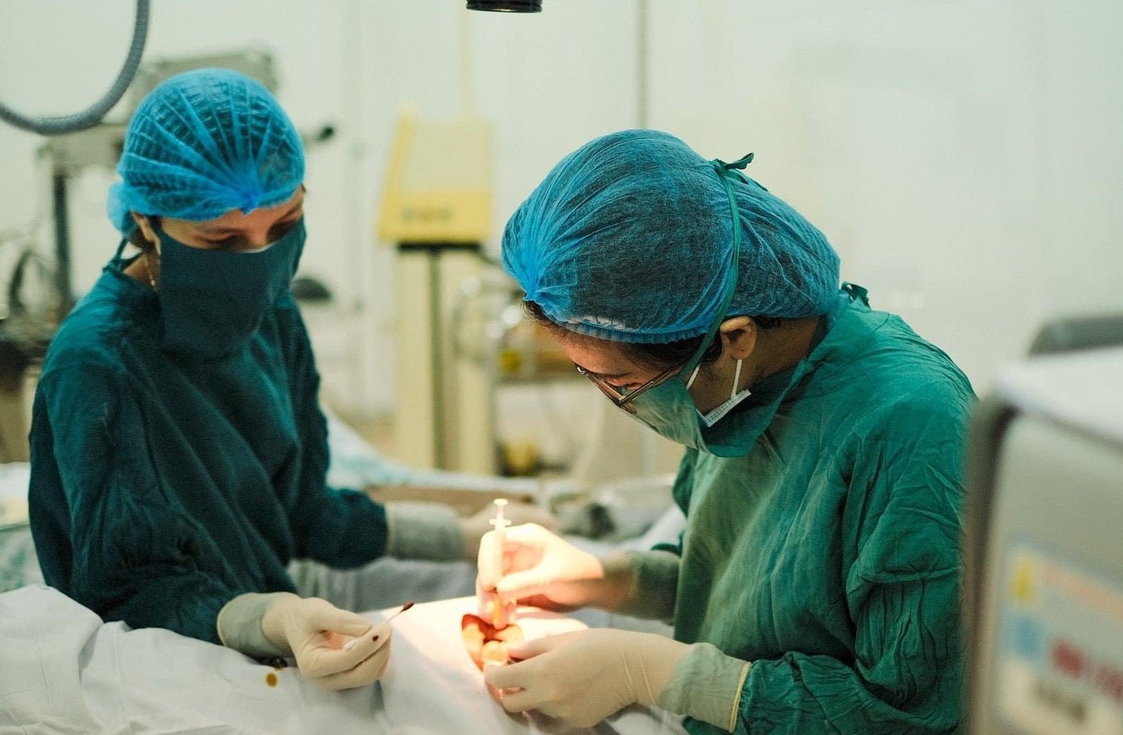 Bác sĩ Bùi Thị Vân Anh phẫu thuật cho bệnh nhân. Ảnh: NVCC.