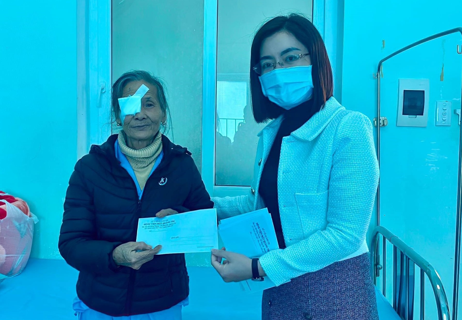 Bác sĩ Bùi Thị Vân Anh trao quà cho bệnh nhân có hoàn cảnh khó khăn. Ảnh: NVCC.