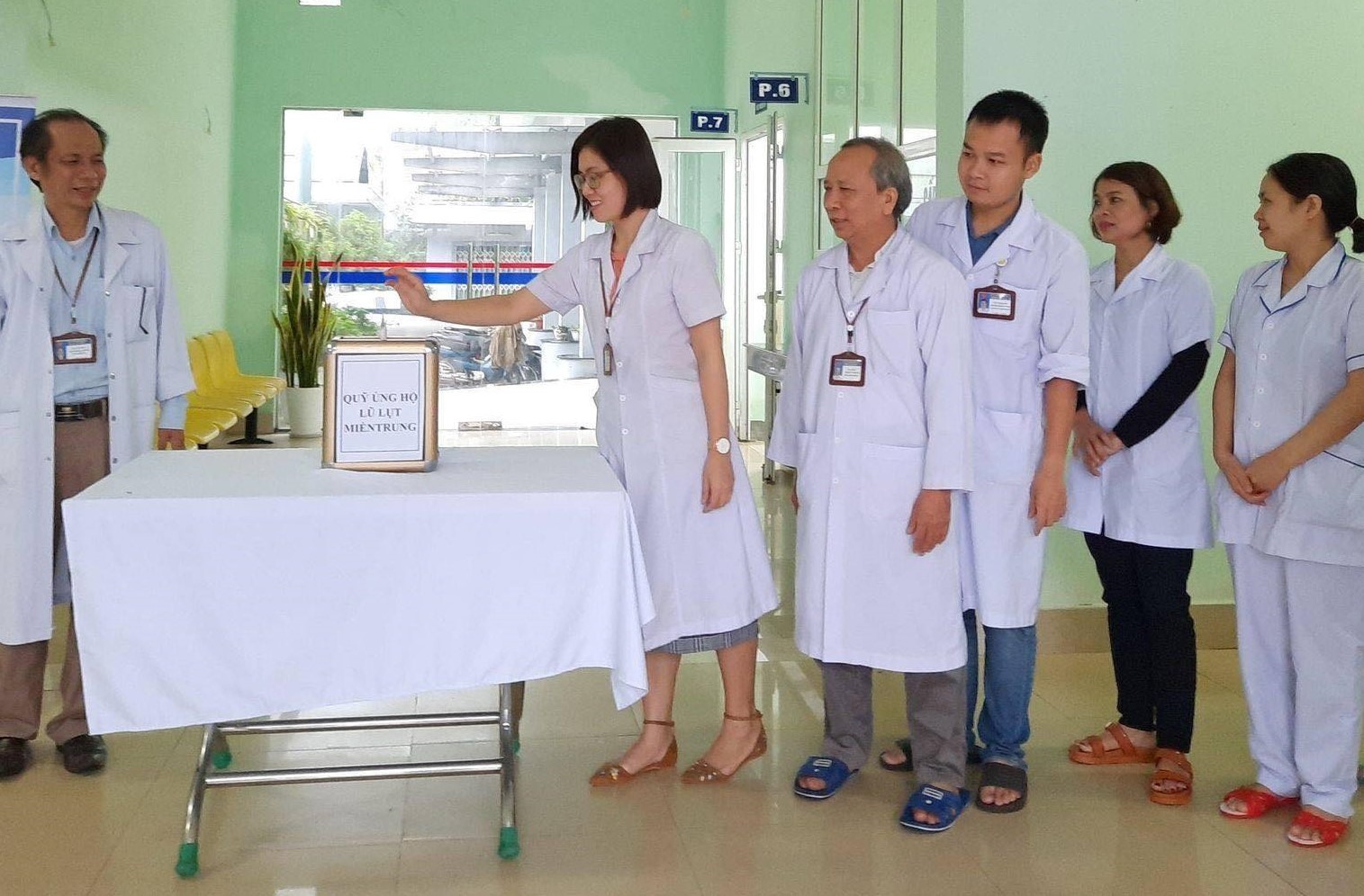 Nữ bác sĩ Bùi Thị Vân Anh cùng cán bộ nhân viên Bệnh viện Mắt Quảng Trị ủng hộ quỹ lũ lụt miền Trung. Ảnh: NVCC.