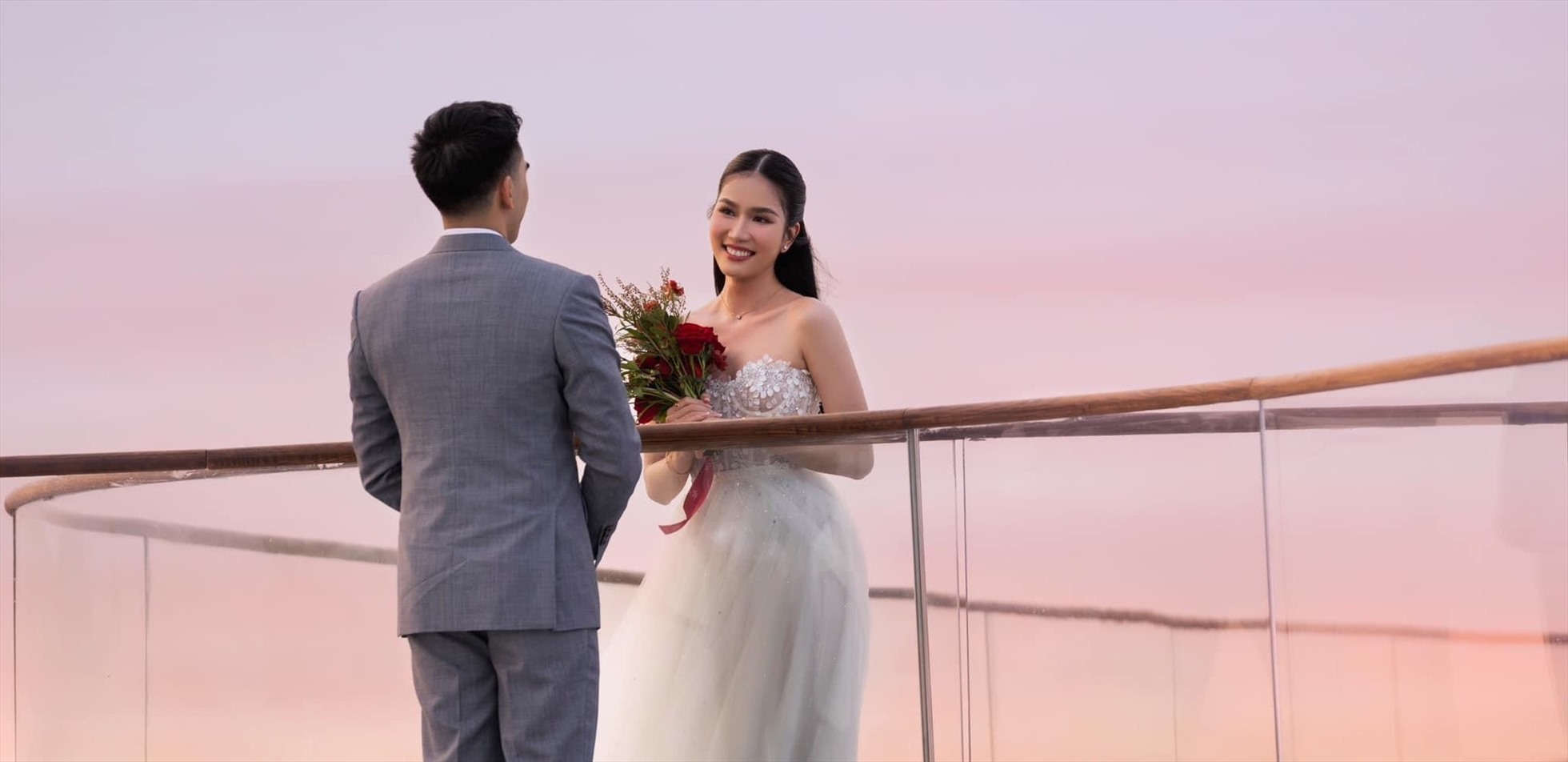 Cách đây không lâu, Á hậu Phương Anh đã được bạn trai doanh nhân cầu hôn lãng mạn tại Phú Quốc.