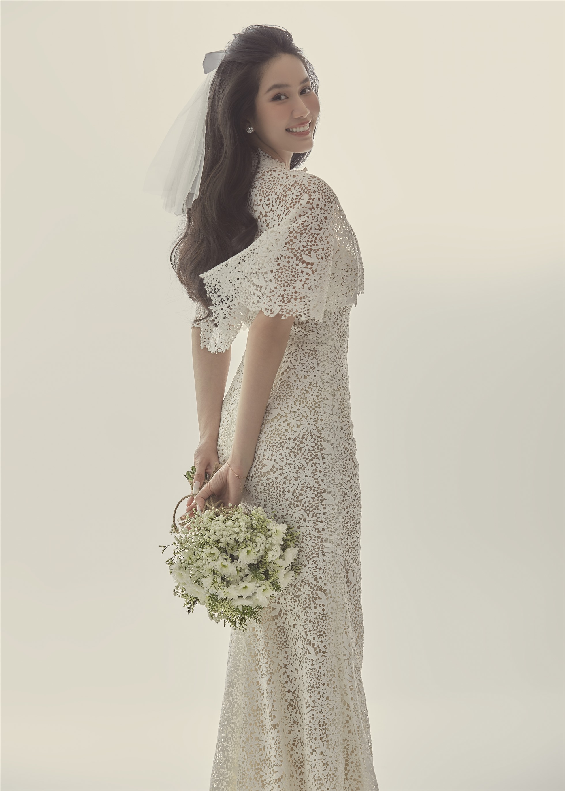 Sau hơn một tháng được bạn trai doanh nhân cầu hôn, mới đây Á hậu Phương Anh đã hé lộ những bức ảnh cưới đầu tiên của mình. Trong đó, cô nàng diện cho mình một chiếc váy ren trắng tinh khiết, mang khuynh hướng cổ điển, tinh tế của NTK Lê Thanh Hòa.
