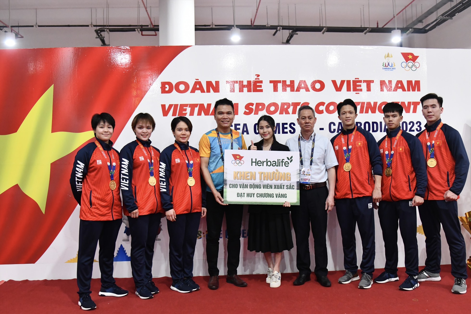 Đội Karate Việt Nam nhận thưởng nóng từ Herbalife Việt Nam. Ảnh: Đỗ Vy