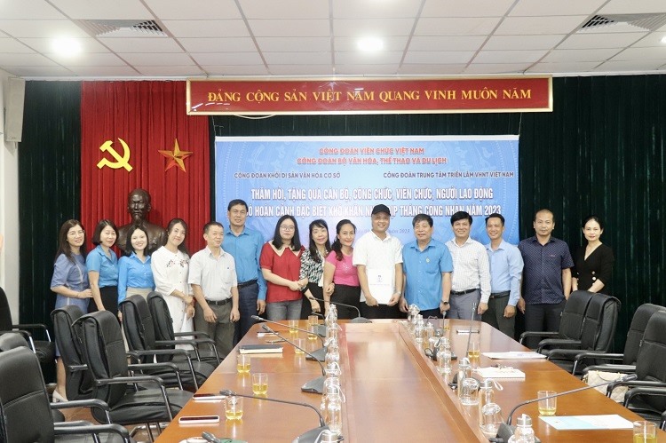 Đoàn công tác trao quà cho đoàn viên (thứ 6 từ phải sang) có hoàn cảnh khó khăn tại Công đoàn Trung tâm Triển lãm Văn hoá nghệ thuật Việt Nam