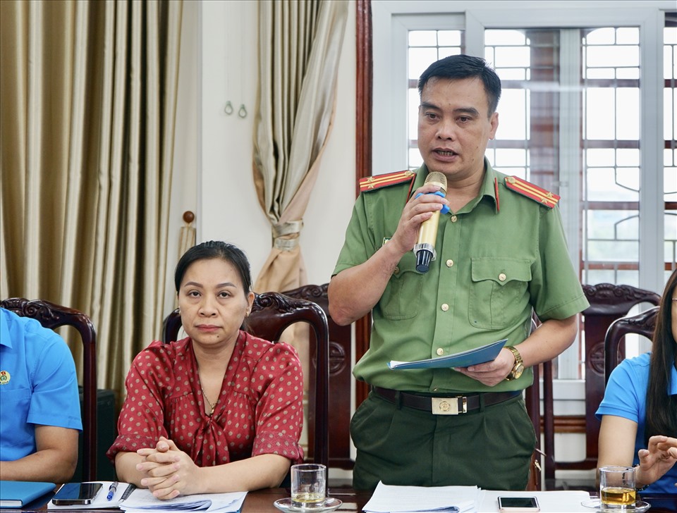 Đại diện Công an tỉnh quan tâm đến dự báo: Doanh nghiệp đầu tư nước ngoài sẽ đầu tư vào tỉnh: biểu tình của công nhân; an ninh trật tự vi phạm pháp luật của chủ sử dụng LĐ tại các khu công nghiệp; đình công các nhà máy không đúng trình tự pháp luật ảnh hưởng lớn đến đầu tư; cam kết sẽ thành lập 1 tổ chức khác đối lập với tổ chức công đoàn. Ảnh: Quỳnh Trang