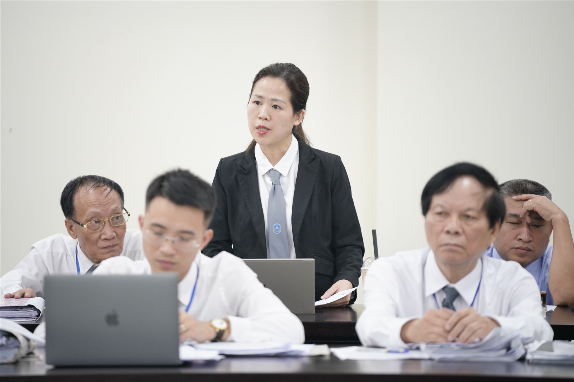Luật sư Phan Thị Thuý Đạt bào chữa cho bị cáo Linh trong vụ án Louis Holdings. Ảnh: Quang Việt