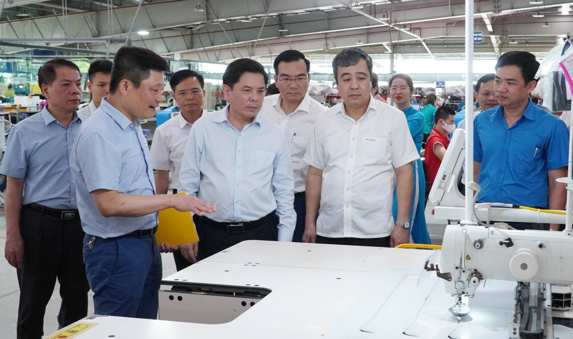 Các đồng chí trong đoàn công tác thăm dây chuyền sản xuất của Nhà máy Tân Đệ 6. Ảnh: Bá Dương