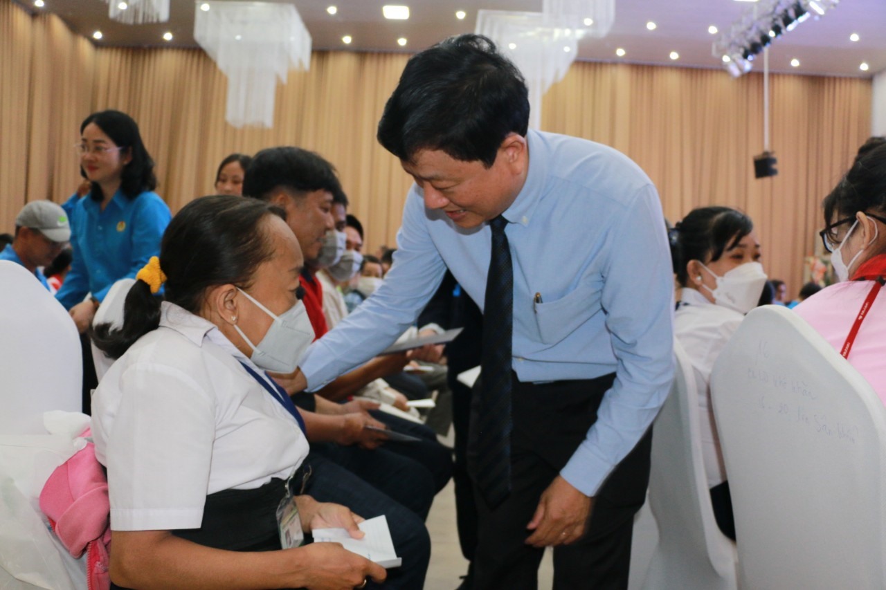 Ông Võ Văn Minh thăm hỏi trao hỗ trợ cho công nhân gặp khó khăn. Ảnh: Hoàng Trung