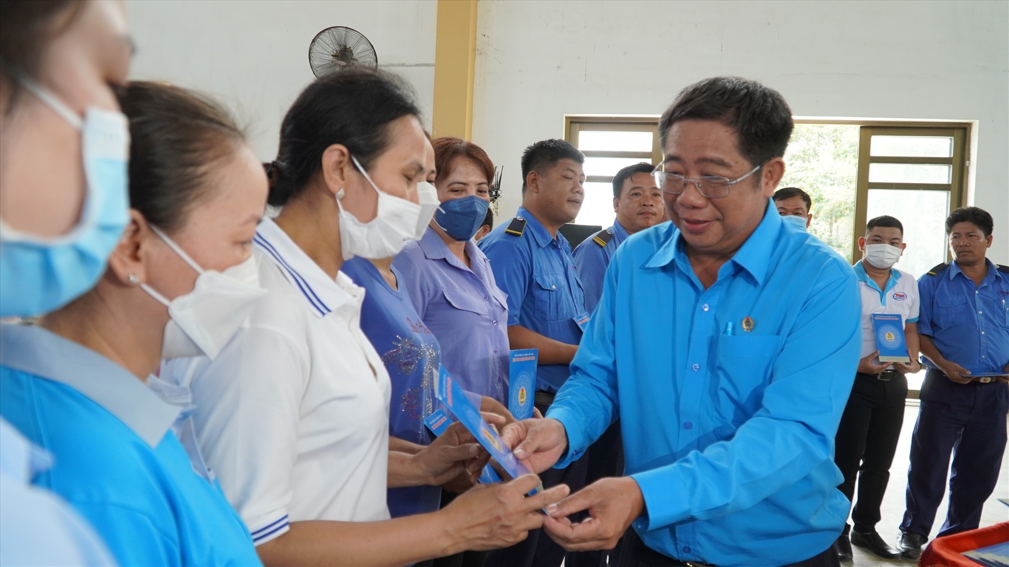 Chủ tịch LĐLĐ tỉnh Sóc Trăng Nguyễn Thanh Sơn tặng quà cho công nhân. Ảnh: Văn Sỹ