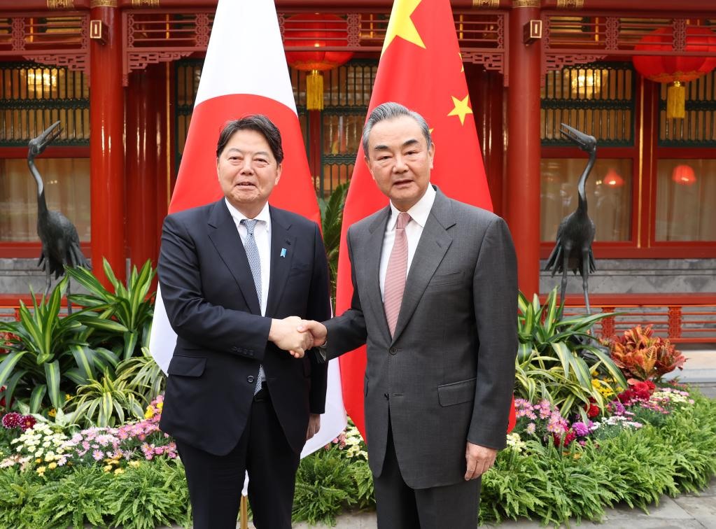 Ông Vương Nghị (phải), Chủ nhiệm Văn phòng Ủy ban Công tác Ngoại sự Trung ương Đảng Cộng sản Trung Quốc, tiếp Ngoại trưởng Nhật Bản Yoshimasa Hayashi, tại Bắc Kinh, Trung Quốc, ngày 2.4.2023. Ảnh: Xinhua