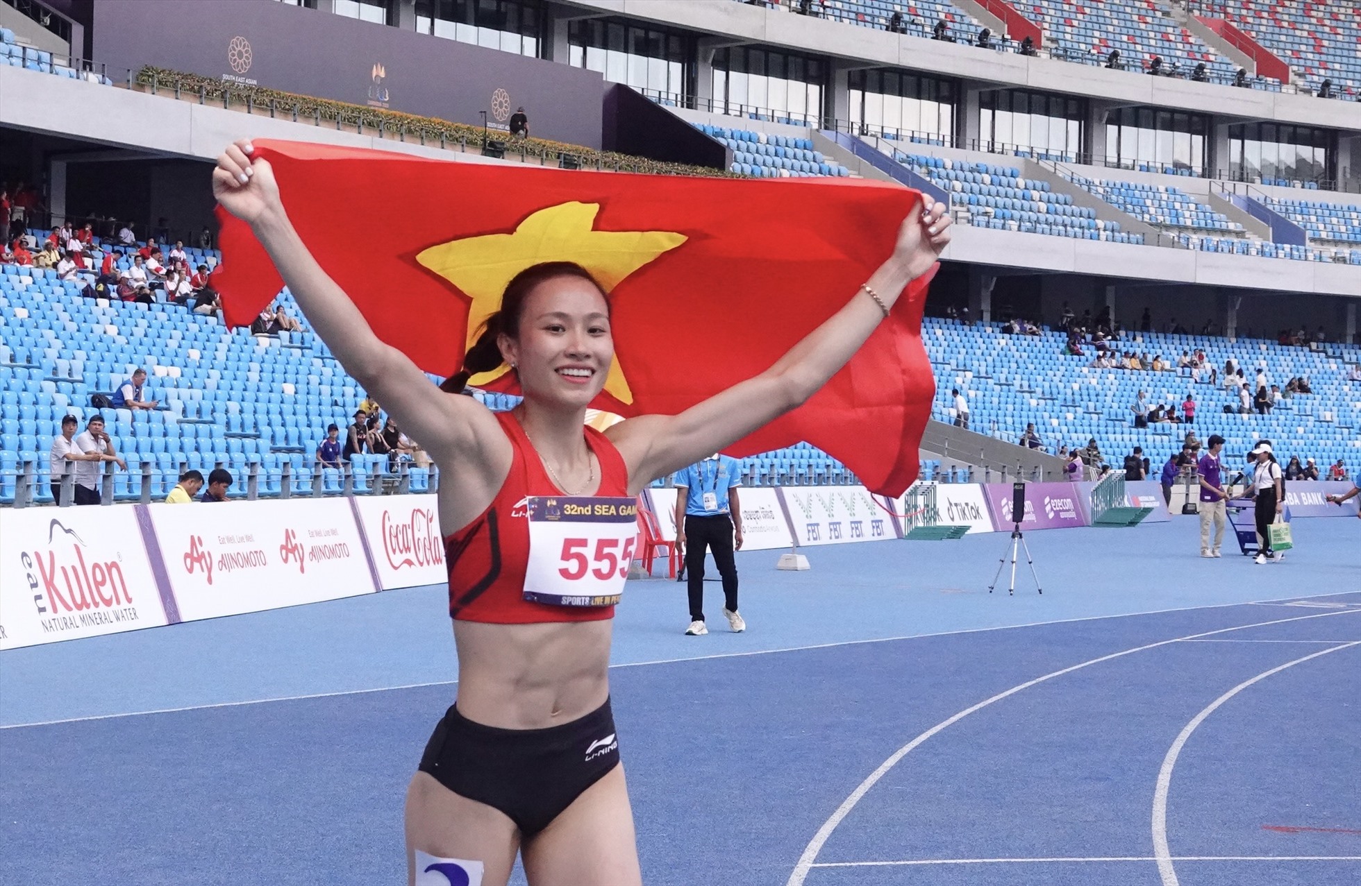 Mỹ Tiên giúp điền kinh Việt Nam bảo vệ thành công tấm huy chương vàng SEA Games nội dung 100m rào nữ. Ảnh: Duy Nam