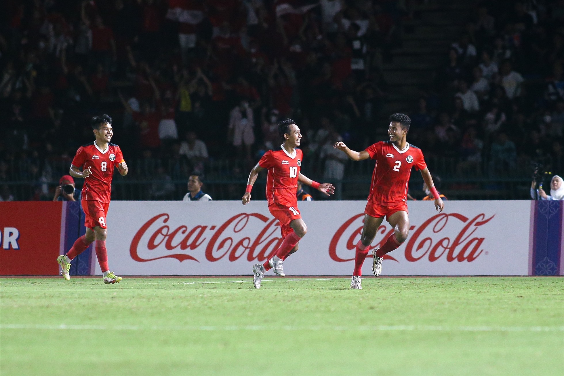Beckham (số 10) ghi bàn giúp U22 Indonesia vươn lên dẫn 2-1. Ảnh: Thanh Vũ