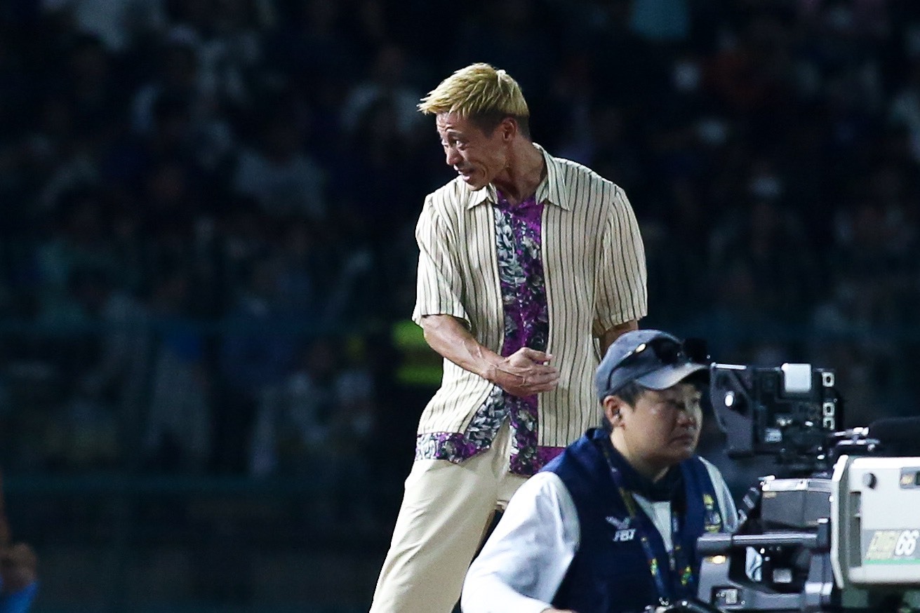 Huấn luyện viên Keisuke Honda thất vọng khi học trò không thể tận dụng cơ hội. Ảnh: Thanh Vũ