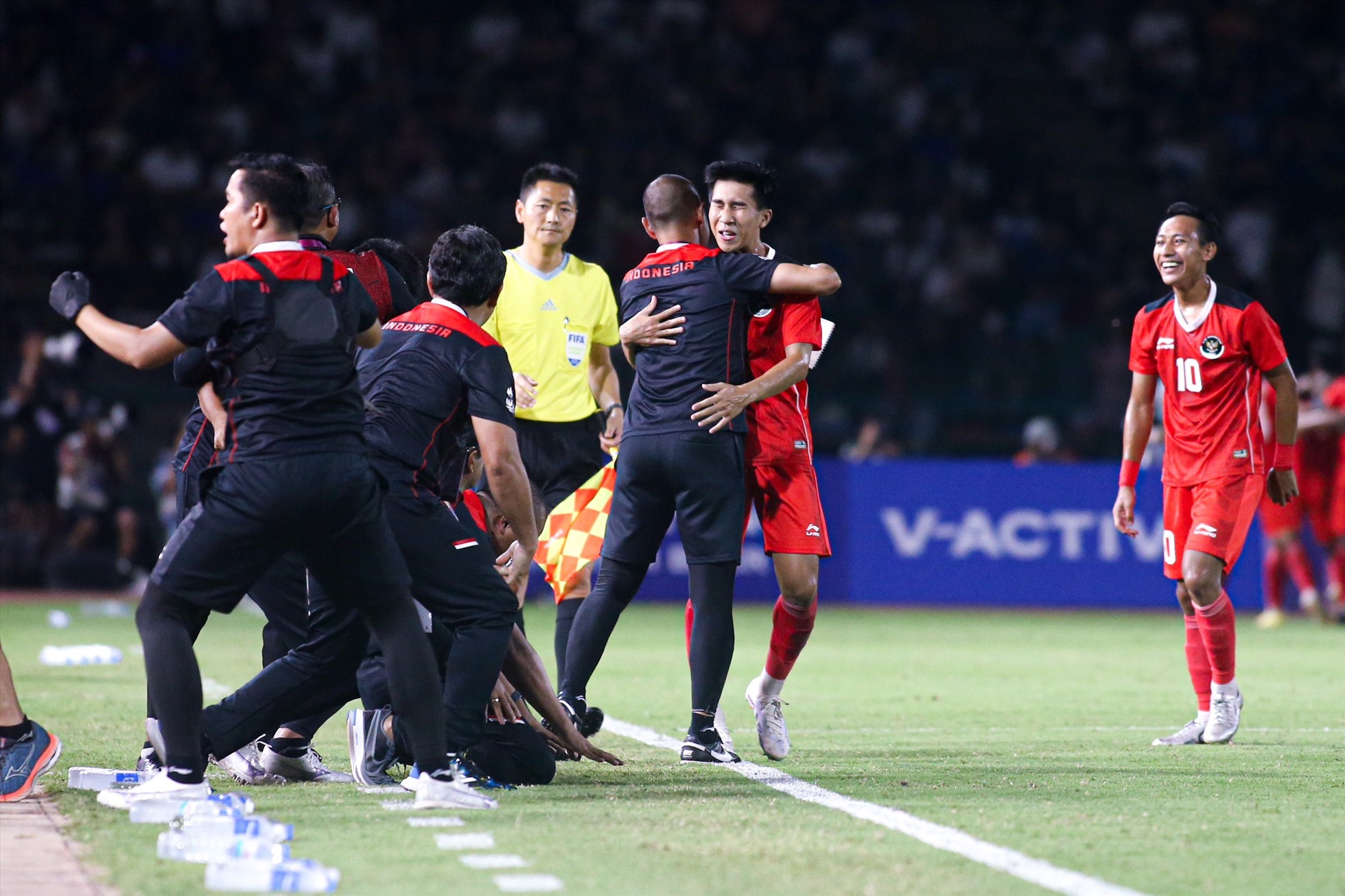 Các cầu thủ và ban huấn luyện U22 Indonesia ăn mừng bàn thắng mở tỉ số. Ảnh: Thanh Vũ