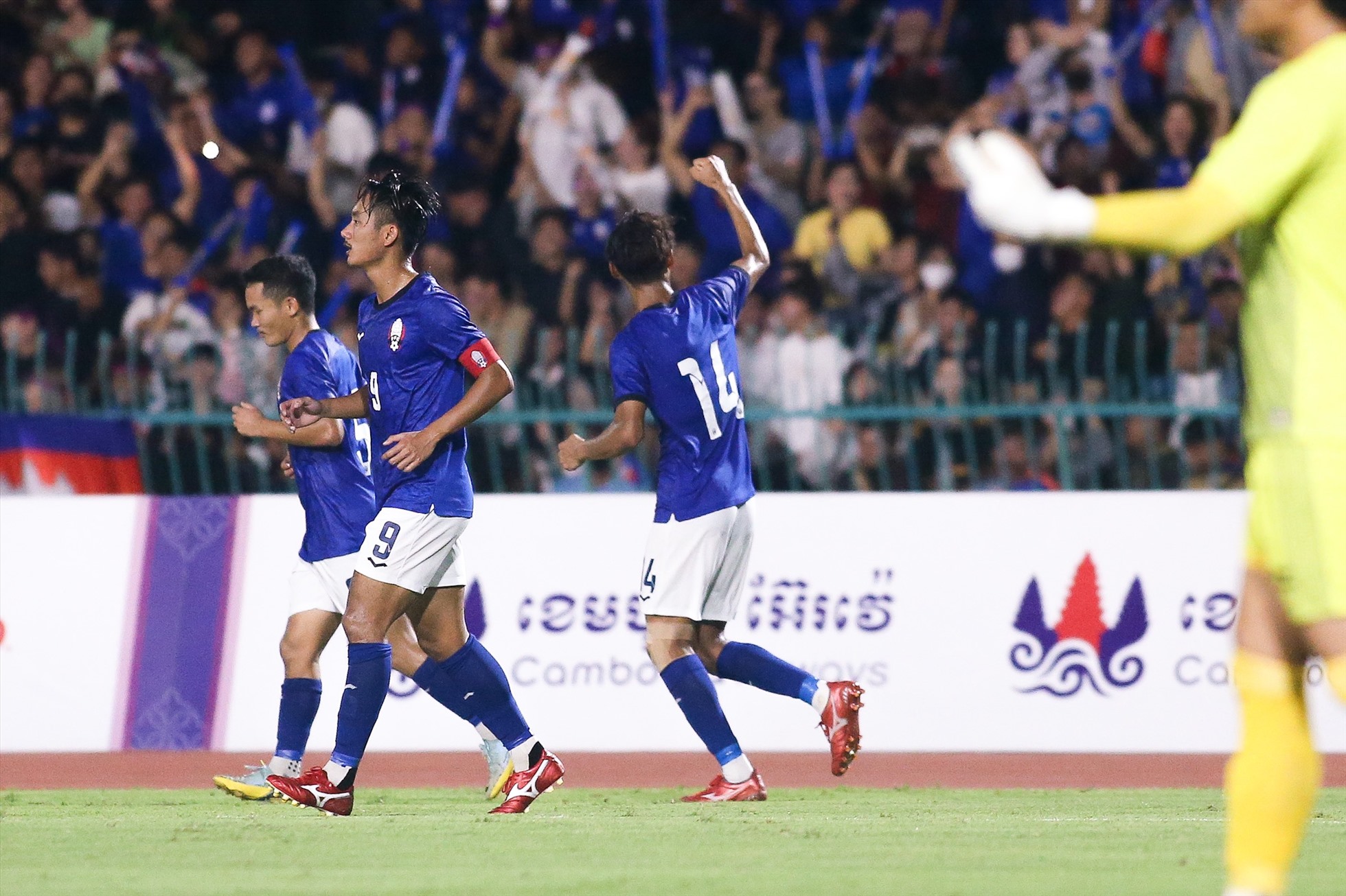 Người hâm mộ Campuchia ăn mừng bàn thắng của đội nhà. Ảnh: Thanh Vũ