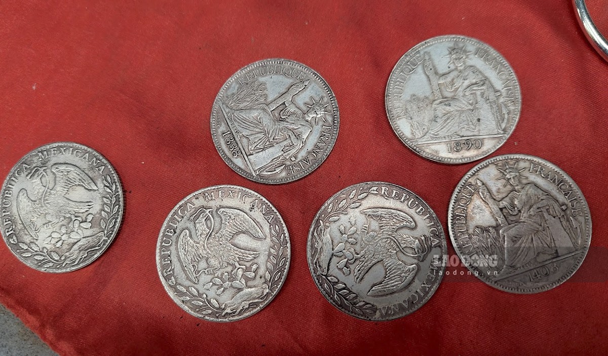 Những đồng bạc giả được làm giống hệt đồng bạc thật cả về kích thước và họa tiết.