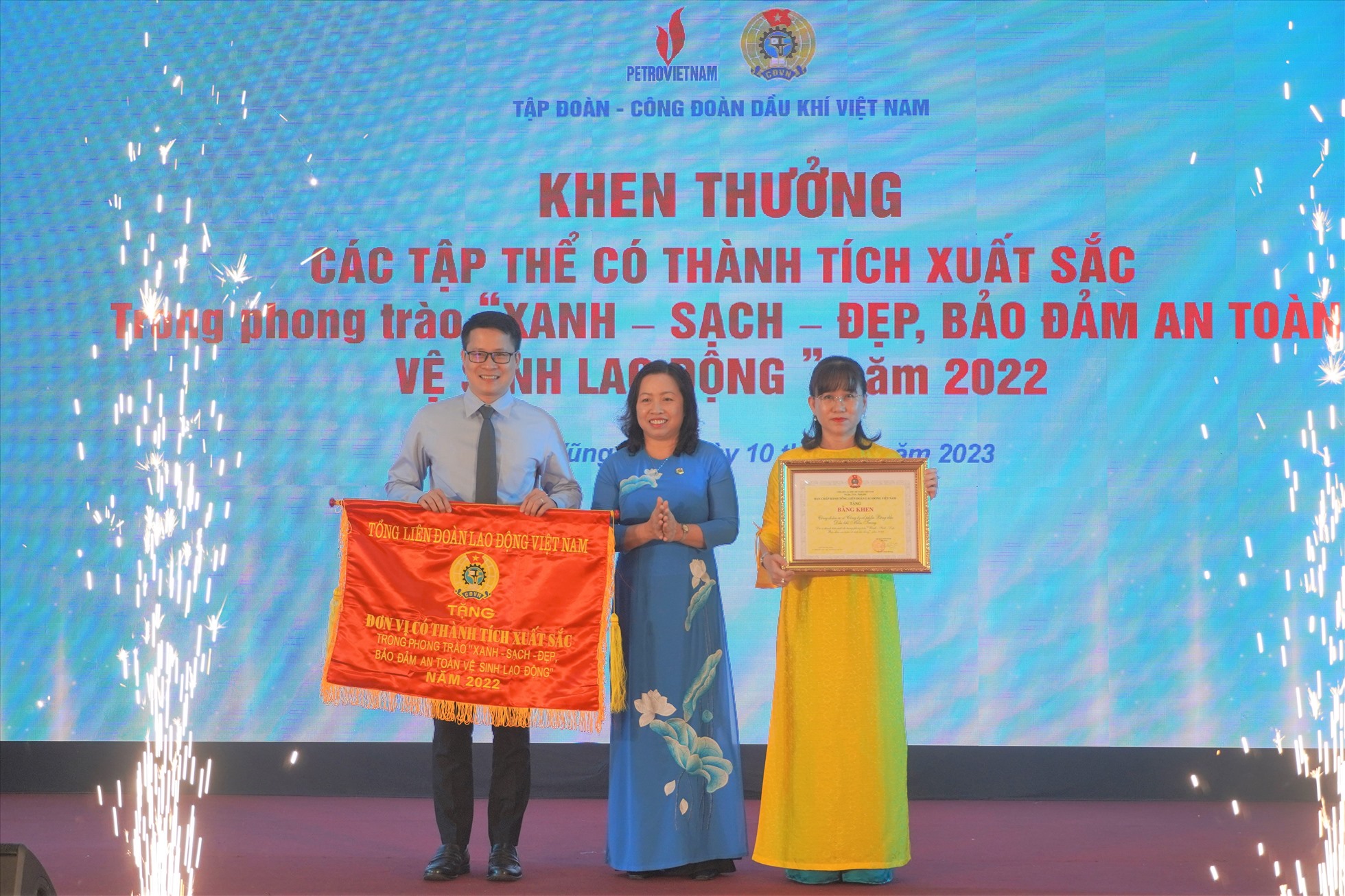 Bà Thái Thu Xương - Phó Chủ tịch Tổng Liên đoàn Lao động Việt Nam trao cờ thi đua và bằng khen cho các đơn vị