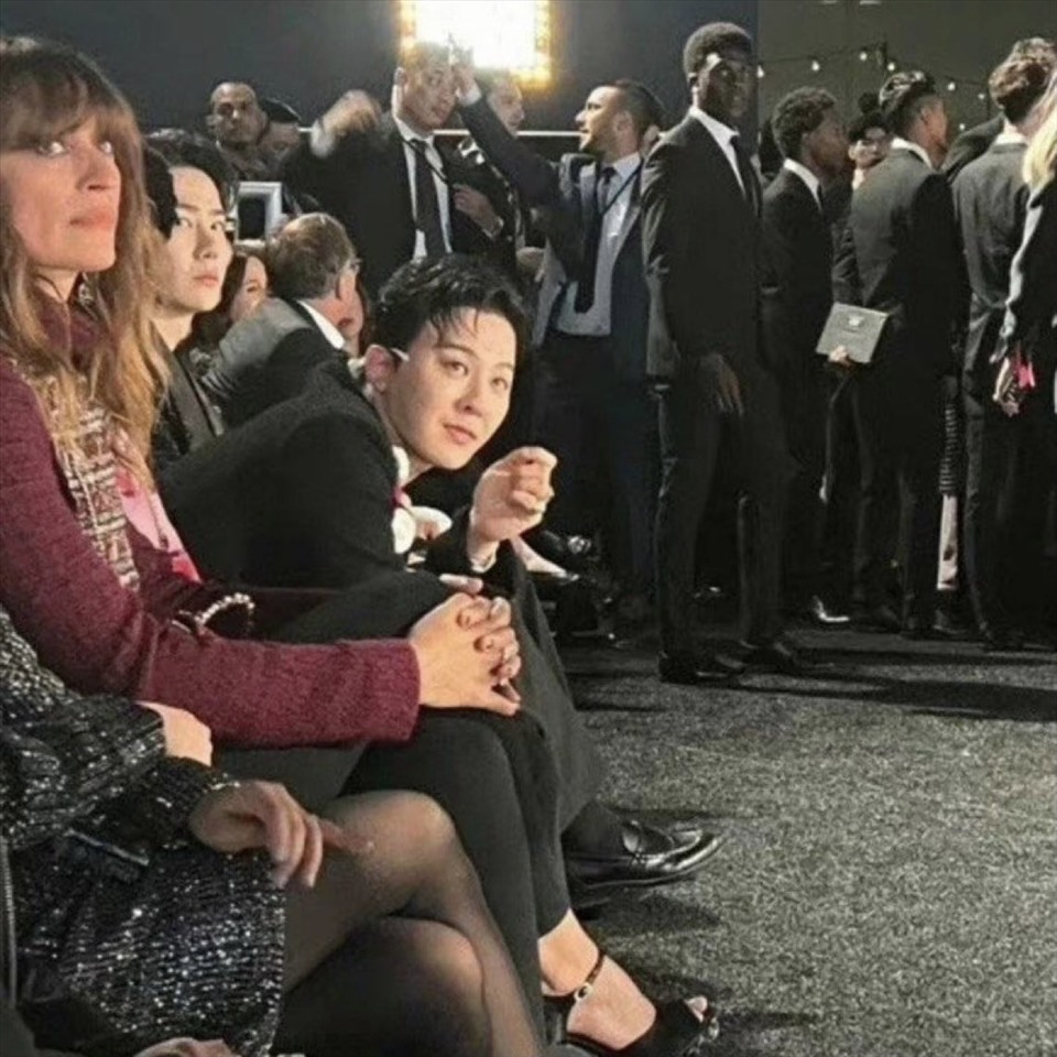 G-Dragon ngồi cạnh Vương Nhất Bác. Ảnh: Chanel