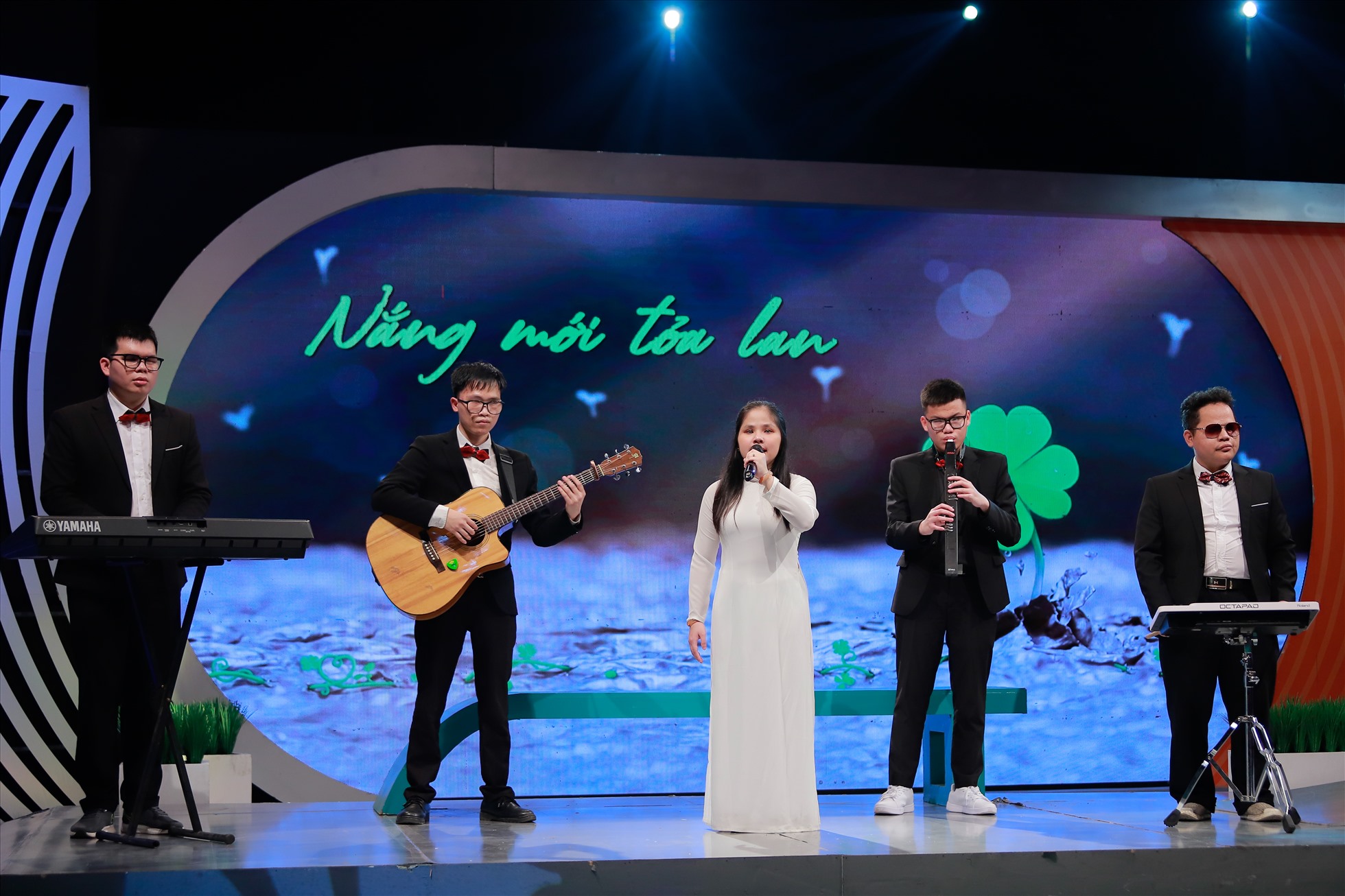 Nhóm nhạc Nắng mới gửi tặng nhiều ca khúc đến khán giả chương trình “Trạm yêu thương“. Ảnh: VTV
