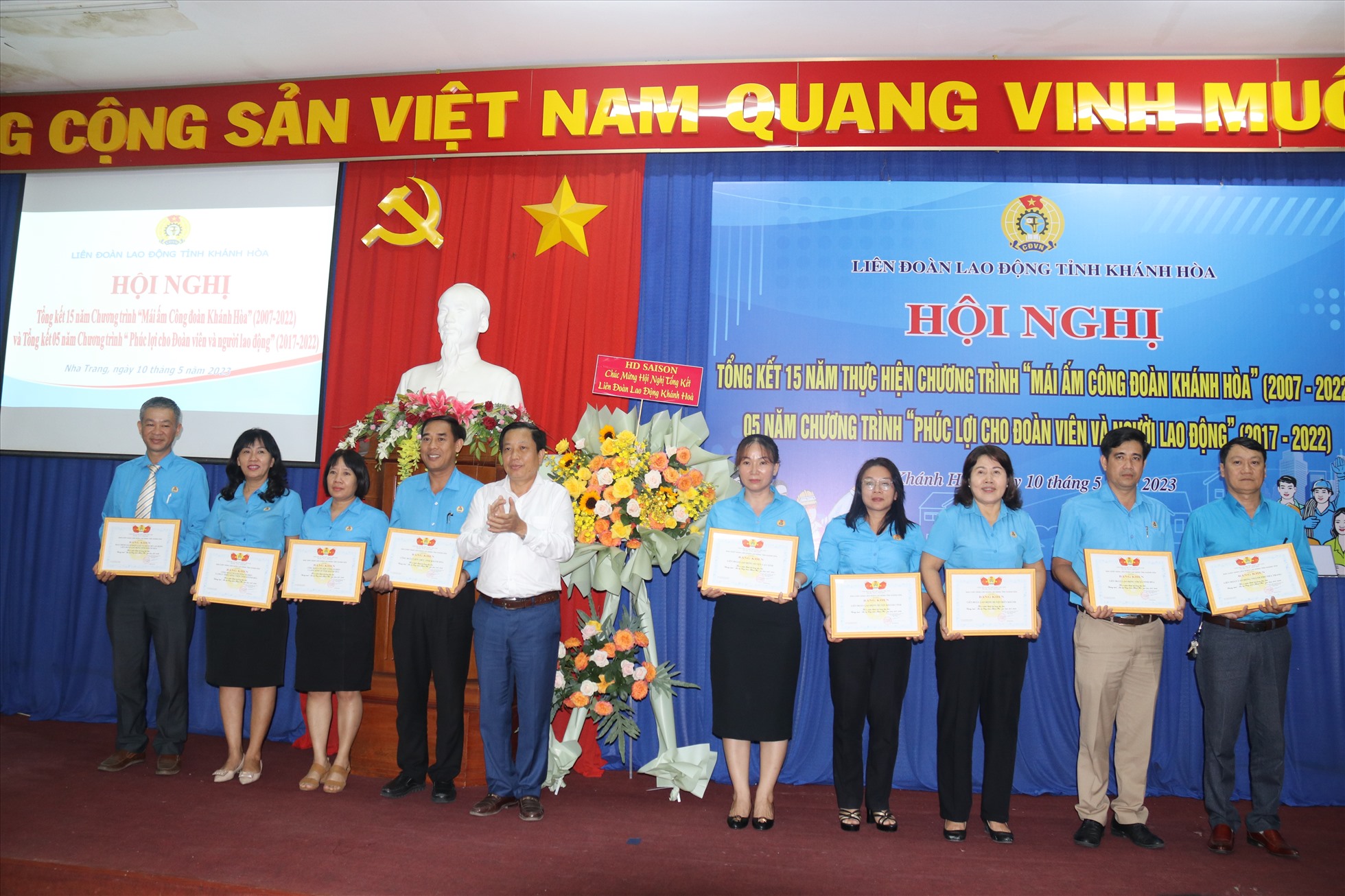 Khen thưởng các tập thể có nhiều đóng góp cho chương trình Mái ấm Công đoàn Khánh Hòa giai đoạn 2007-2022. Ảnh: Phương Linh