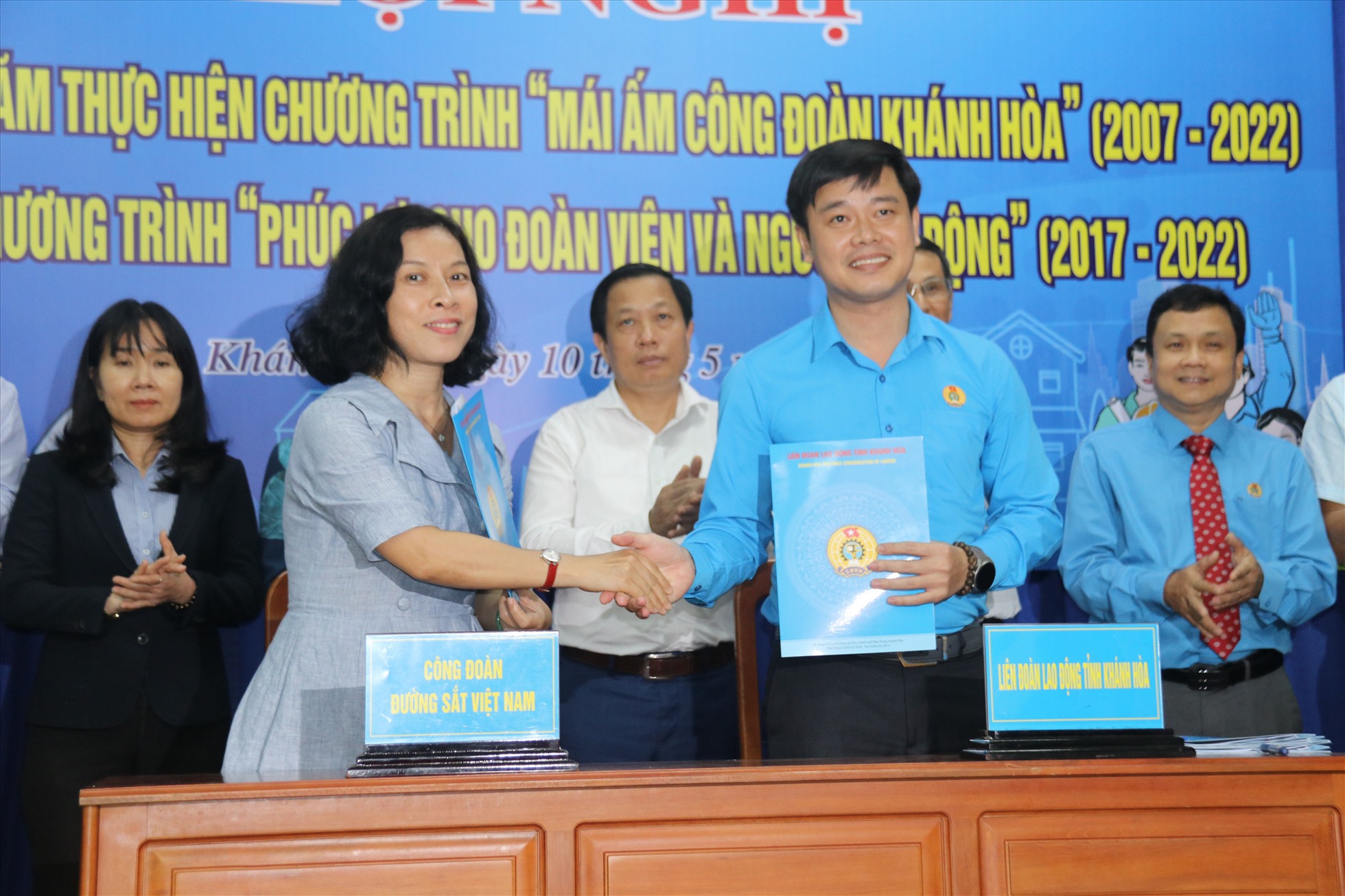 LĐLĐ tỉnh Khánh Hòa kí thỏa thuận hợp tác chương trình phúc lợi đoàn viên với Công đoàn Đường sắt Việt Nam trong năm 2023. Ảnh: Phương Linh