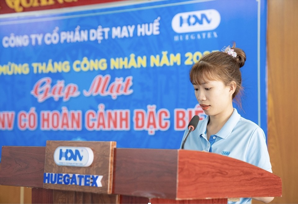 Chị Trần Thị Bích Loan – công nhân Nhà máy May 2 đại diện người lao động cảm ơn lãnh đạo, Công đoàn Công ty và Công ngành. Ảnh: CĐCS