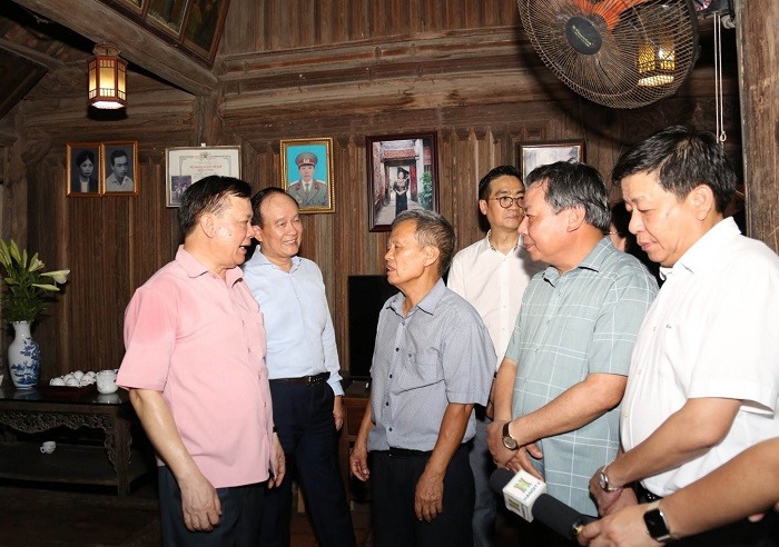 Bí thư Thành ủy Hà Nội Đinh Tiến Dũng và lãnh đạo thành phố tham quan một căn nhà cổ tại Đường Lâm. Ảnh: Hanoi.gov